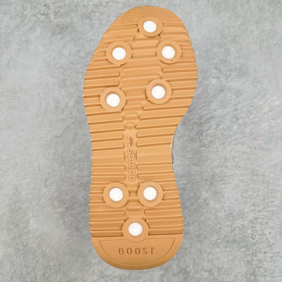 图片[9]-AD SL72 RS系列德训足球风百搭低帮休闲运动板鞋 ID1031 阿迪达斯Originals推出复古「T头鞋」造型的SL72鞋款复刻，有男女两款可选。男生款为SL72RS，鞋型挺立饱满，鞋底增加高度，采用麂皮与布面制作，符合复古氛围；女生款为SL72OGW，致敬经典款式，鞋身纤细，还原70年代设计，以绿色呈现，点缀金色细节。多款配色可选。「T 头鞋」这两年有多火大家见到了吧？明星、穿搭博主几乎人手一双，凭借复古味的外观，以及亲民的价格，同样成为了不少球鞋玩家日常上脚首选。近日 adidas Originals 将有「T 头鞋」造型的诞生于 1972 年的 SL72 鞋款复刻带回，各位买鞋又有新选择了。1972 年 SL72 问世后，引领了后来阿迪达斯的跑鞋发展方向，其中「SL」代表了 Super Light，彰显了产品轻便的特性。1972 年 SL72 问世后，引领了后来阿迪达斯的跑鞋发展方向，其中「SL」代表了 Super Light，彰显了产品轻便的特性。这次 adidas Originals 延续其轻质经典的基因，带来男女两款 SL72。男生款带来 SL72 RS 鞋型，RS 意为 Reshaped（重塑），鞋款在保留了经典的外观基础上，在尼龙材质里增加了填充物，使鞋型更加挺立和饱满，鞋头则更加圆润，鞋底的 EVA 材质则增加了鞋款的高度。女生款则带来 SL72 OG W 鞋型，OG 顾名思义则是致敬经典款式，相较于 RS（Reshaped）鞋款，鞋身更加纤细，其整体鞋身轮廓、线条、细节、材质上尊崇 70 年代 SL72 的设计，还原经典味道。尺码：36 36⅔ 37⅓ 38 38⅔ 39⅓ 40 40⅔ 41⅓ 42 42⅔ 43⅓ 44 44⅔ 45-选品中心