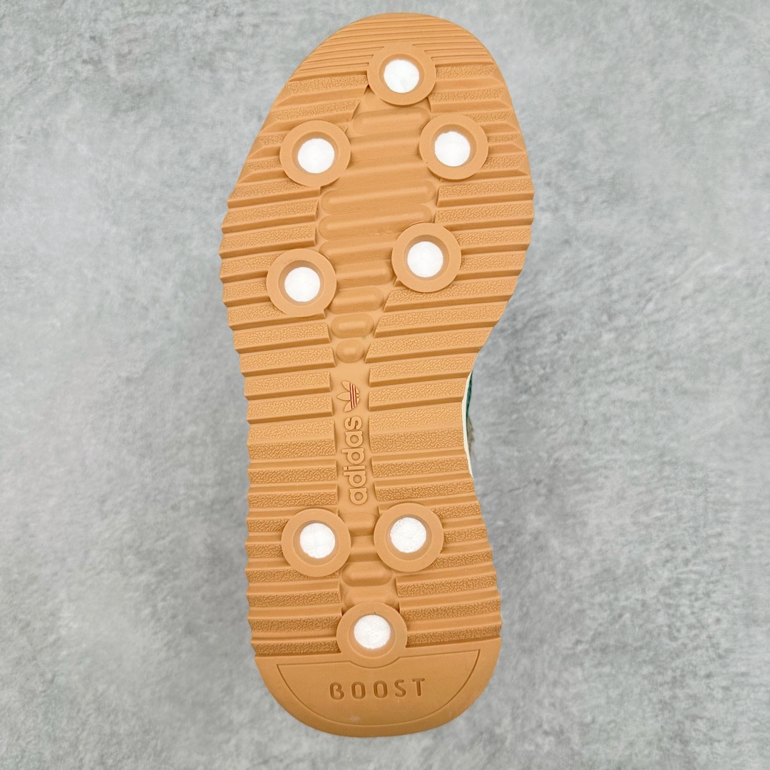 图片[9]-AD SL72 RS系列德训足球风百搭低帮休闲运动板鞋 IH7993 阿迪达斯Originals推出复古「T头鞋」造型的SL72鞋款复刻，有男女两款可选。男生款为SL72RS，鞋型挺立饱满，鞋底增加高度，采用麂皮与布面制作，符合复古氛围；女生款为SL72OGW，致敬经典款式，鞋身纤细，还原70年代设计，以绿色呈现，点缀金色细节。多款配色可选。「T 头鞋」这两年有多火大家见到了吧？明星、穿搭博主几乎人手一双，凭借复古味的外观，以及亲民的价格，同样成为了不少球鞋玩家日常上脚首选。近日 adidas Originals 将有「T 头鞋」造型的诞生于 1972 年的 SL72 鞋款复刻带回，各位买鞋又有新选择了。1972 年 SL72 问世后，引领了后来阿迪达斯的跑鞋发展方向，其中「SL」代表了 Super Light，彰显了产品轻便的特性。1972 年 SL72 问世后，引领了后来阿迪达斯的跑鞋发展方向，其中「SL」代表了 Super Light，彰显了产品轻便的特性。这次 adidas Originals 延续其轻质经典的基因，带来男女两款 SL72。男生款带来 SL72 RS 鞋型，RS 意为 Reshaped（重塑），鞋款在保留了经典的外观基础上，在尼龙材质里增加了填充物，使鞋型更加挺立和饱满，鞋头则更加圆润，鞋底的 EVA 材质则增加了鞋款的高度。女生款则带来 SL72 OG W 鞋型，OG 顾名思义则是致敬经典款式，相较于 RS（Reshaped）鞋款，鞋身更加纤细，其整体鞋身轮廓、线条、细节、材质上尊崇 70 年代 SL72 的设计，还原经典味道。尺码：36 36⅔ 37⅓ 38 38⅔ 39⅓ 40 40⅔ 41⅓ 42 42⅔ 43⅓ 44 44⅔ 45-选品中心