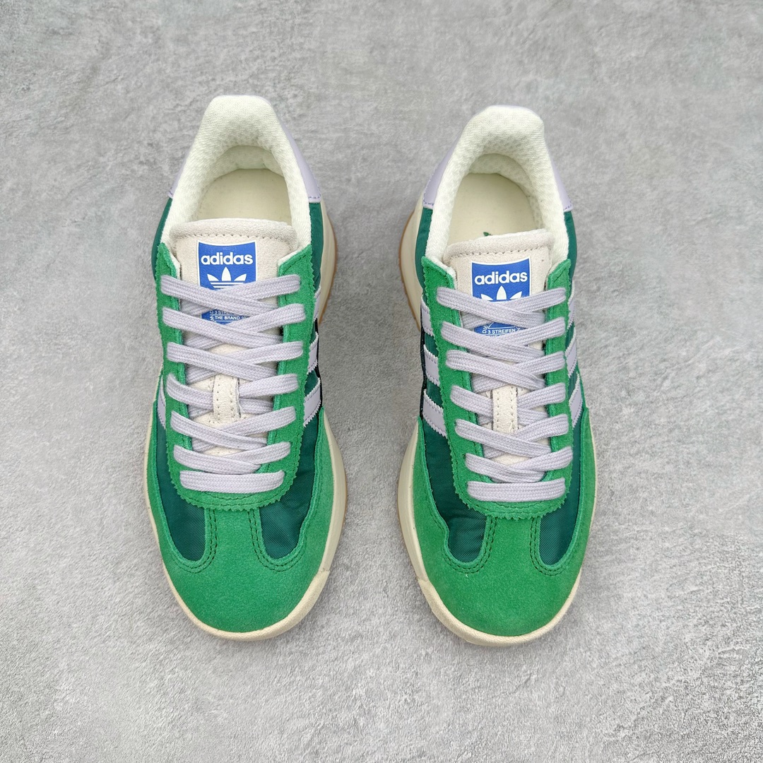 图片[2]-AD SL72 RS系列德训足球风百搭低帮休闲运动板鞋 IH7993 阿迪达斯Originals推出复古「T头鞋」造型的SL72鞋款复刻，有男女两款可选。男生款为SL72RS，鞋型挺立饱满，鞋底增加高度，采用麂皮与布面制作，符合复古氛围；女生款为SL72OGW，致敬经典款式，鞋身纤细，还原70年代设计，以绿色呈现，点缀金色细节。多款配色可选。「T 头鞋」这两年有多火大家见到了吧？明星、穿搭博主几乎人手一双，凭借复古味的外观，以及亲民的价格，同样成为了不少球鞋玩家日常上脚首选。近日 adidas Originals 将有「T 头鞋」造型的诞生于 1972 年的 SL72 鞋款复刻带回，各位买鞋又有新选择了。1972 年 SL72 问世后，引领了后来阿迪达斯的跑鞋发展方向，其中「SL」代表了 Super Light，彰显了产品轻便的特性。1972 年 SL72 问世后，引领了后来阿迪达斯的跑鞋发展方向，其中「SL」代表了 Super Light，彰显了产品轻便的特性。这次 adidas Originals 延续其轻质经典的基因，带来男女两款 SL72。男生款带来 SL72 RS 鞋型，RS 意为 Reshaped（重塑），鞋款在保留了经典的外观基础上，在尼龙材质里增加了填充物，使鞋型更加挺立和饱满，鞋头则更加圆润，鞋底的 EVA 材质则增加了鞋款的高度。女生款则带来 SL72 OG W 鞋型，OG 顾名思义则是致敬经典款式，相较于 RS（Reshaped）鞋款，鞋身更加纤细，其整体鞋身轮廓、线条、细节、材质上尊崇 70 年代 SL72 的设计，还原经典味道。尺码：36 36⅔ 37⅓ 38 38⅔ 39⅓ 40 40⅔ 41⅓ 42 42⅔ 43⅓ 44 44⅔ 45-选品中心