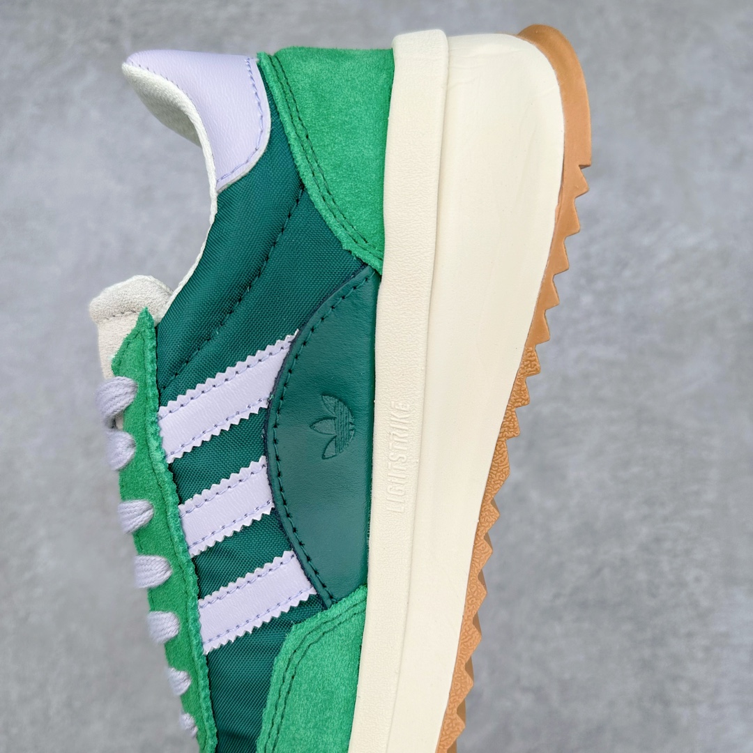 图片[7]-AD SL72 RS系列德训足球风百搭低帮休闲运动板鞋 IH7993 阿迪达斯Originals推出复古「T头鞋」造型的SL72鞋款复刻，有男女两款可选。男生款为SL72RS，鞋型挺立饱满，鞋底增加高度，采用麂皮与布面制作，符合复古氛围；女生款为SL72OGW，致敬经典款式，鞋身纤细，还原70年代设计，以绿色呈现，点缀金色细节。多款配色可选。「T 头鞋」这两年有多火大家见到了吧？明星、穿搭博主几乎人手一双，凭借复古味的外观，以及亲民的价格，同样成为了不少球鞋玩家日常上脚首选。近日 adidas Originals 将有「T 头鞋」造型的诞生于 1972 年的 SL72 鞋款复刻带回，各位买鞋又有新选择了。1972 年 SL72 问世后，引领了后来阿迪达斯的跑鞋发展方向，其中「SL」代表了 Super Light，彰显了产品轻便的特性。1972 年 SL72 问世后，引领了后来阿迪达斯的跑鞋发展方向，其中「SL」代表了 Super Light，彰显了产品轻便的特性。这次 adidas Originals 延续其轻质经典的基因，带来男女两款 SL72。男生款带来 SL72 RS 鞋型，RS 意为 Reshaped（重塑），鞋款在保留了经典的外观基础上，在尼龙材质里增加了填充物，使鞋型更加挺立和饱满，鞋头则更加圆润，鞋底的 EVA 材质则增加了鞋款的高度。女生款则带来 SL72 OG W 鞋型，OG 顾名思义则是致敬经典款式，相较于 RS（Reshaped）鞋款，鞋身更加纤细，其整体鞋身轮廓、线条、细节、材质上尊崇 70 年代 SL72 的设计，还原经典味道。尺码：36 36⅔ 37⅓ 38 38⅔ 39⅓ 40 40⅔ 41⅓ 42 42⅔ 43⅓ 44 44⅔ 45-选品中心