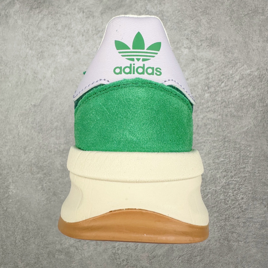 图片[8]-AD SL72 RS系列德训足球风百搭低帮休闲运动板鞋 IH7993 阿迪达斯Originals推出复古「T头鞋」造型的SL72鞋款复刻，有男女两款可选。男生款为SL72RS，鞋型挺立饱满，鞋底增加高度，采用麂皮与布面制作，符合复古氛围；女生款为SL72OGW，致敬经典款式，鞋身纤细，还原70年代设计，以绿色呈现，点缀金色细节。多款配色可选。「T 头鞋」这两年有多火大家见到了吧？明星、穿搭博主几乎人手一双，凭借复古味的外观，以及亲民的价格，同样成为了不少球鞋玩家日常上脚首选。近日 adidas Originals 将有「T 头鞋」造型的诞生于 1972 年的 SL72 鞋款复刻带回，各位买鞋又有新选择了。1972 年 SL72 问世后，引领了后来阿迪达斯的跑鞋发展方向，其中「SL」代表了 Super Light，彰显了产品轻便的特性。1972 年 SL72 问世后，引领了后来阿迪达斯的跑鞋发展方向，其中「SL」代表了 Super Light，彰显了产品轻便的特性。这次 adidas Originals 延续其轻质经典的基因，带来男女两款 SL72。男生款带来 SL72 RS 鞋型，RS 意为 Reshaped（重塑），鞋款在保留了经典的外观基础上，在尼龙材质里增加了填充物，使鞋型更加挺立和饱满，鞋头则更加圆润，鞋底的 EVA 材质则增加了鞋款的高度。女生款则带来 SL72 OG W 鞋型，OG 顾名思义则是致敬经典款式，相较于 RS（Reshaped）鞋款，鞋身更加纤细，其整体鞋身轮廓、线条、细节、材质上尊崇 70 年代 SL72 的设计，还原经典味道。尺码：36 36⅔ 37⅓ 38 38⅔ 39⅓ 40 40⅔ 41⅓ 42 42⅔ 43⅓ 44 44⅔ 45-选品中心