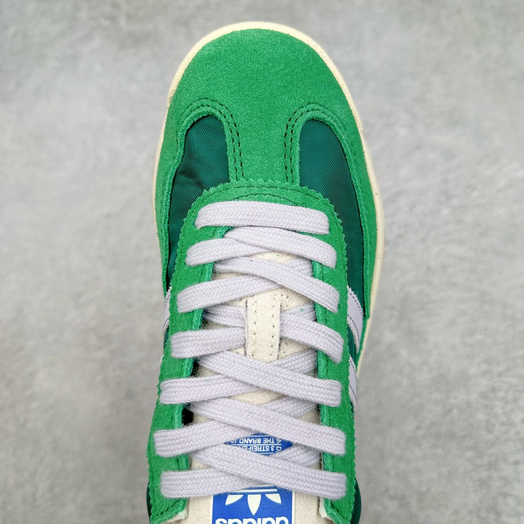 图片[4]-AD SL72 RS系列德训足球风百搭低帮休闲运动板鞋 IH7993 阿迪达斯Originals推出复古「T头鞋」造型的SL72鞋款复刻，有男女两款可选。男生款为SL72RS，鞋型挺立饱满，鞋底增加高度，采用麂皮与布面制作，符合复古氛围；女生款为SL72OGW，致敬经典款式，鞋身纤细，还原70年代设计，以绿色呈现，点缀金色细节。多款配色可选。「T 头鞋」这两年有多火大家见到了吧？明星、穿搭博主几乎人手一双，凭借复古味的外观，以及亲民的价格，同样成为了不少球鞋玩家日常上脚首选。近日 adidas Originals 将有「T 头鞋」造型的诞生于 1972 年的 SL72 鞋款复刻带回，各位买鞋又有新选择了。1972 年 SL72 问世后，引领了后来阿迪达斯的跑鞋发展方向，其中「SL」代表了 Super Light，彰显了产品轻便的特性。1972 年 SL72 问世后，引领了后来阿迪达斯的跑鞋发展方向，其中「SL」代表了 Super Light，彰显了产品轻便的特性。这次 adidas Originals 延续其轻质经典的基因，带来男女两款 SL72。男生款带来 SL72 RS 鞋型，RS 意为 Reshaped（重塑），鞋款在保留了经典的外观基础上，在尼龙材质里增加了填充物，使鞋型更加挺立和饱满，鞋头则更加圆润，鞋底的 EVA 材质则增加了鞋款的高度。女生款则带来 SL72 OG W 鞋型，OG 顾名思义则是致敬经典款式，相较于 RS（Reshaped）鞋款，鞋身更加纤细，其整体鞋身轮廓、线条、细节、材质上尊崇 70 年代 SL72 的设计，还原经典味道。尺码：36 36⅔ 37⅓ 38 38⅔ 39⅓ 40 40⅔ 41⅓ 42 42⅔ 43⅓ 44 44⅔ 45-选品中心