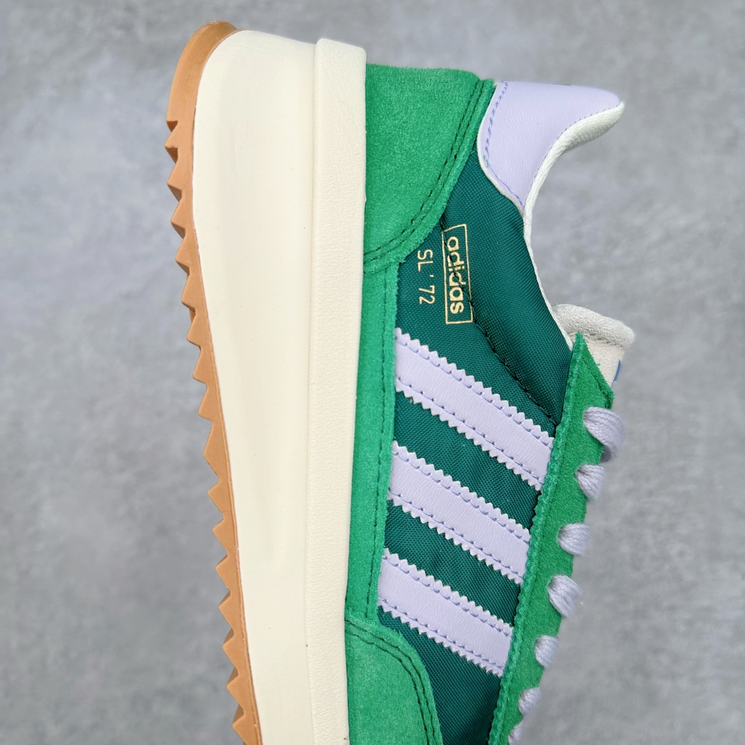 图片[6]-AD SL72 RS系列德训足球风百搭低帮休闲运动板鞋 IH7993 阿迪达斯Originals推出复古「T头鞋」造型的SL72鞋款复刻，有男女两款可选。男生款为SL72RS，鞋型挺立饱满，鞋底增加高度，采用麂皮与布面制作，符合复古氛围；女生款为SL72OGW，致敬经典款式，鞋身纤细，还原70年代设计，以绿色呈现，点缀金色细节。多款配色可选。「T 头鞋」这两年有多火大家见到了吧？明星、穿搭博主几乎人手一双，凭借复古味的外观，以及亲民的价格，同样成为了不少球鞋玩家日常上脚首选。近日 adidas Originals 将有「T 头鞋」造型的诞生于 1972 年的 SL72 鞋款复刻带回，各位买鞋又有新选择了。1972 年 SL72 问世后，引领了后来阿迪达斯的跑鞋发展方向，其中「SL」代表了 Super Light，彰显了产品轻便的特性。1972 年 SL72 问世后，引领了后来阿迪达斯的跑鞋发展方向，其中「SL」代表了 Super Light，彰显了产品轻便的特性。这次 adidas Originals 延续其轻质经典的基因，带来男女两款 SL72。男生款带来 SL72 RS 鞋型，RS 意为 Reshaped（重塑），鞋款在保留了经典的外观基础上，在尼龙材质里增加了填充物，使鞋型更加挺立和饱满，鞋头则更加圆润，鞋底的 EVA 材质则增加了鞋款的高度。女生款则带来 SL72 OG W 鞋型，OG 顾名思义则是致敬经典款式，相较于 RS（Reshaped）鞋款，鞋身更加纤细，其整体鞋身轮廓、线条、细节、材质上尊崇 70 年代 SL72 的设计，还原经典味道。尺码：36 36⅔ 37⅓ 38 38⅔ 39⅓ 40 40⅔ 41⅓ 42 42⅔ 43⅓ 44 44⅔ 45-选品中心