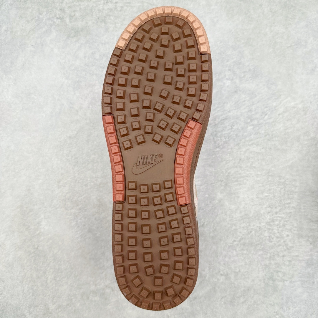 图片[9]-Union x NK Field General 82 SP 低帮复古联名篮球鞋 UN联名米棕 FQ9003-200 鞋身整体采用编织网眼为底 框架部分的麂皮材质营造出丰富的层次感 配色方面以深棕色为底色 搭配奶油色框架设计 Swoosh部分则以白色点缀 复古氛围拉满 Union标志性的UN/LA标签以及车线细节均得以保留 鞋舌部分也采用解构设计 并带有UNION字样 鞋身侧后方均带有粉色3M反光条设计 Swoosh采用镂空样式呈现 并带有稳定支持装置 鞋底则采用自带氧化效果的米白色Waffle外底呈现 进一步呼应复古氛围 侧面分别带有Union以及NK字样 尺码：36 36.5 37.5 38 38.5 39 40 40.5 41 42 42.5 43 44 45-选品中心