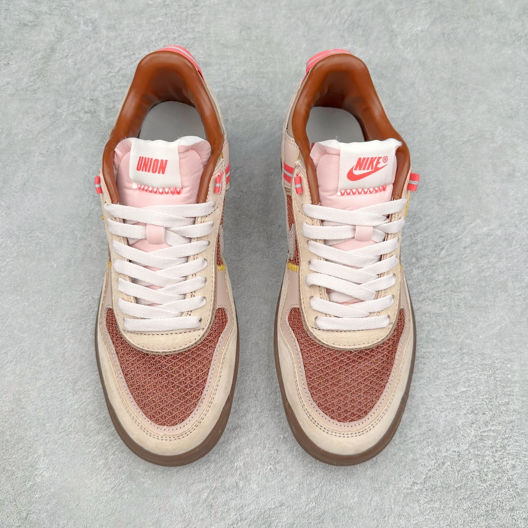 图片[2]-Union x NK Field General 82 SP 低帮复古联名篮球鞋 UN联名米棕 FQ9003-200 鞋身整体采用编织网眼为底 框架部分的麂皮材质营造出丰富的层次感 配色方面以深棕色为底色 搭配奶油色框架设计 Swoosh部分则以白色点缀 复古氛围拉满 Union标志性的UN/LA标签以及车线细节均得以保留 鞋舌部分也采用解构设计 并带有UNION字样 鞋身侧后方均带有粉色3M反光条设计 Swoosh采用镂空样式呈现 并带有稳定支持装置 鞋底则采用自带氧化效果的米白色Waffle外底呈现 进一步呼应复古氛围 侧面分别带有Union以及NK字样 尺码：36 36.5 37.5 38 38.5 39 40 40.5 41 42 42.5 43 44 45-选品中心