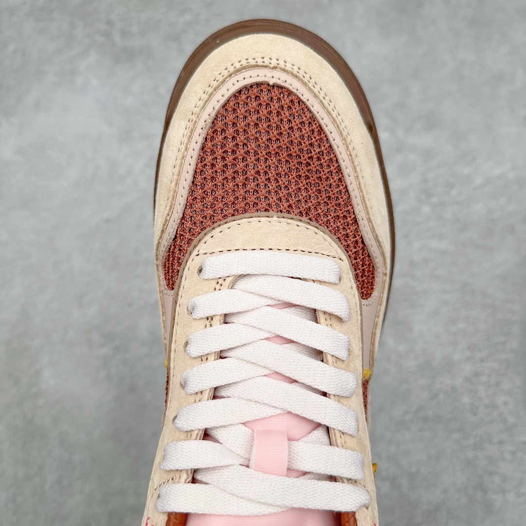 图片[4]-Union x NK Field General 82 SP 低帮复古联名篮球鞋 UN联名米棕 FQ9003-200 鞋身整体采用编织网眼为底 框架部分的麂皮材质营造出丰富的层次感 配色方面以深棕色为底色 搭配奶油色框架设计 Swoosh部分则以白色点缀 复古氛围拉满 Union标志性的UN/LA标签以及车线细节均得以保留 鞋舌部分也采用解构设计 并带有UNION字样 鞋身侧后方均带有粉色3M反光条设计 Swoosh采用镂空样式呈现 并带有稳定支持装置 鞋底则采用自带氧化效果的米白色Waffle外底呈现 进一步呼应复古氛围 侧面分别带有Union以及NK字样 尺码：36 36.5 37.5 38 38.5 39 40 40.5 41 42 42.5 43 44 45-选品中心