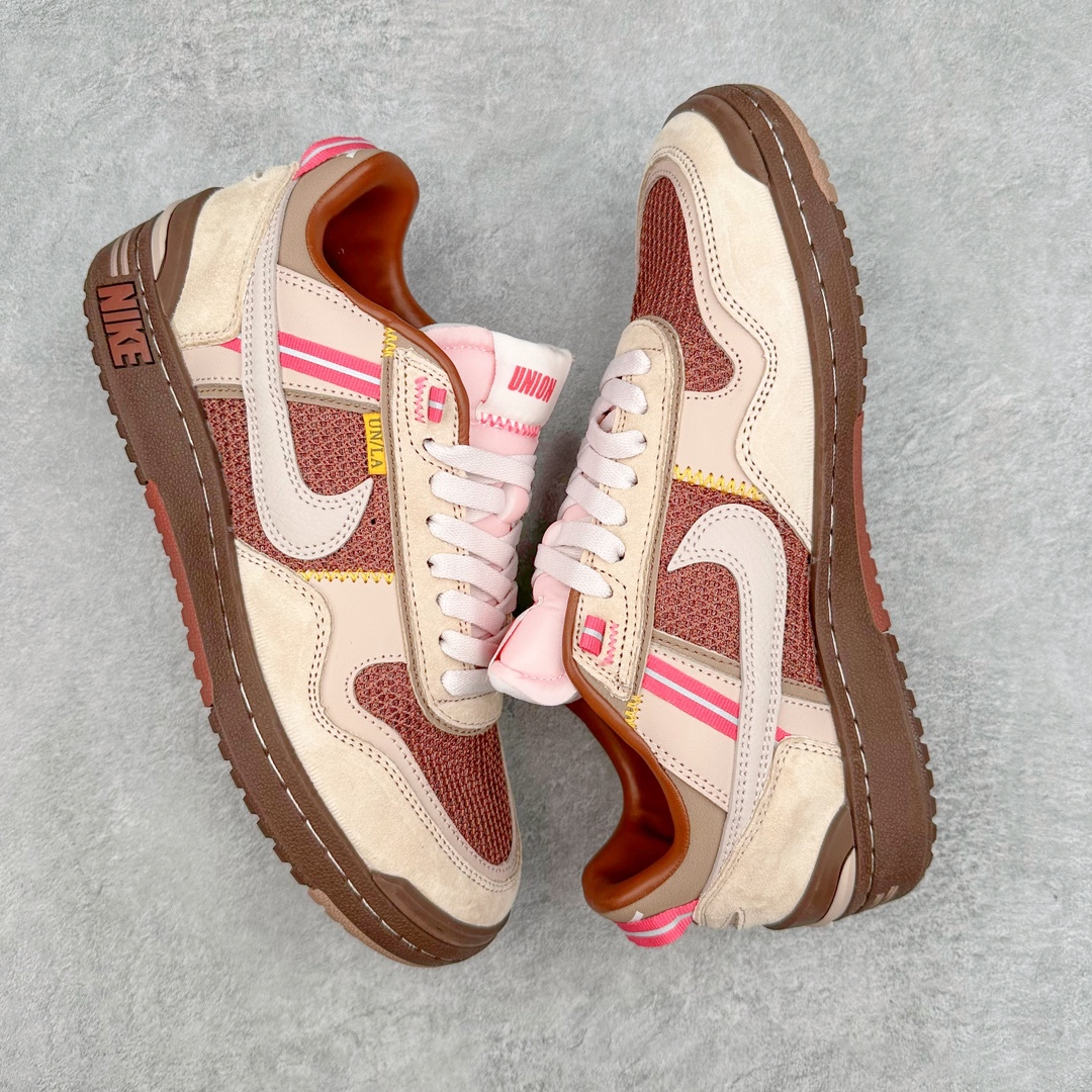 图片[3]-Union x NK Field General 82 SP 低帮复古联名篮球鞋 UN联名米棕 FQ9003-200 鞋身整体采用编织网眼为底 框架部分的麂皮材质营造出丰富的层次感 配色方面以深棕色为底色 搭配奶油色框架设计 Swoosh部分则以白色点缀 复古氛围拉满 Union标志性的UN/LA标签以及车线细节均得以保留 鞋舌部分也采用解构设计 并带有UNION字样 鞋身侧后方均带有粉色3M反光条设计 Swoosh采用镂空样式呈现 并带有稳定支持装置 鞋底则采用自带氧化效果的米白色Waffle外底呈现 进一步呼应复古氛围 侧面分别带有Union以及NK字样 尺码：36 36.5 37.5 38 38.5 39 40 40.5 41 42 42.5 43 44 45-选品中心