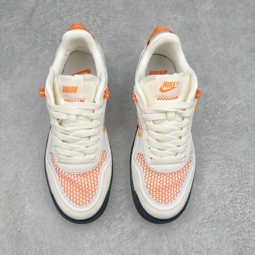图片[2]-Union x NK Field General 82 SP 低帮复古联名篮球鞋 UN联名白橙 FQ9003-100 鞋身整体采用编织网眼为底 框架部分的麂皮材质营造出丰富的层次感 配色方面以深棕色为底色 搭配奶油色框架设计 Swoosh部分则以白色点缀 复古氛围拉满 Union标志性的UN/LA标签以及车线细节均得以保留 鞋舌部分也采用解构设计 并带有UNION字样 鞋身侧后方均带有粉色3M反光条设计 Swoosh采用镂空样式呈现 并带有稳定支持装置 鞋底则采用自带氧化效果的米白色Waffle外底呈现 进一步呼应复古氛围 侧面分别带有Union以及NK字样 尺码：36 36.5 37.5 38 38.5 39 40 40.5 41 42 42.5 43 44 45-选品中心