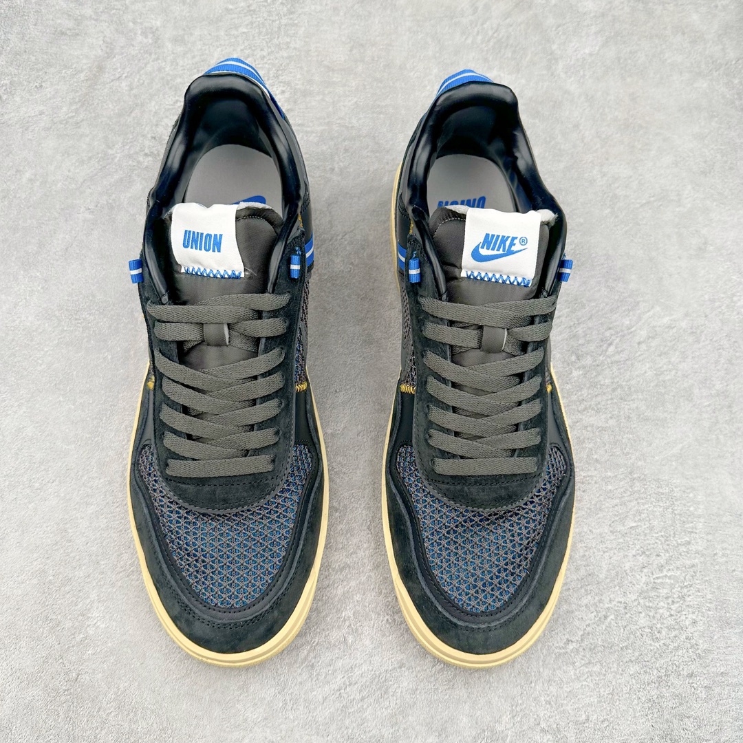 图片[2]-Union x NK Field General 82 SP 低帮复古联名篮球鞋 UN联名黑蓝 FQ9003-001 鞋身整体采用编织网眼为底 框架部分的麂皮材质营造出丰富的层次感 配色方面以深棕色为底色 搭配奶油色框架设计 Swoosh部分则以白色点缀 复古氛围拉满 Union标志性的UN/LA标签以及车线细节均得以保留 鞋舌部分也采用解构设计 并带有UNION字样 鞋身侧后方均带有粉色3M反光条设计 Swoosh采用镂空样式呈现 并带有稳定支持装置 鞋底则采用自带氧化效果的米白色Waffle外底呈现 进一步呼应复古氛围 侧面分别带有Union以及NK字样 尺码：36 36.5 37.5 38 38.5 39 40 40.5 41 42 42.5 43 44 45-选品中心