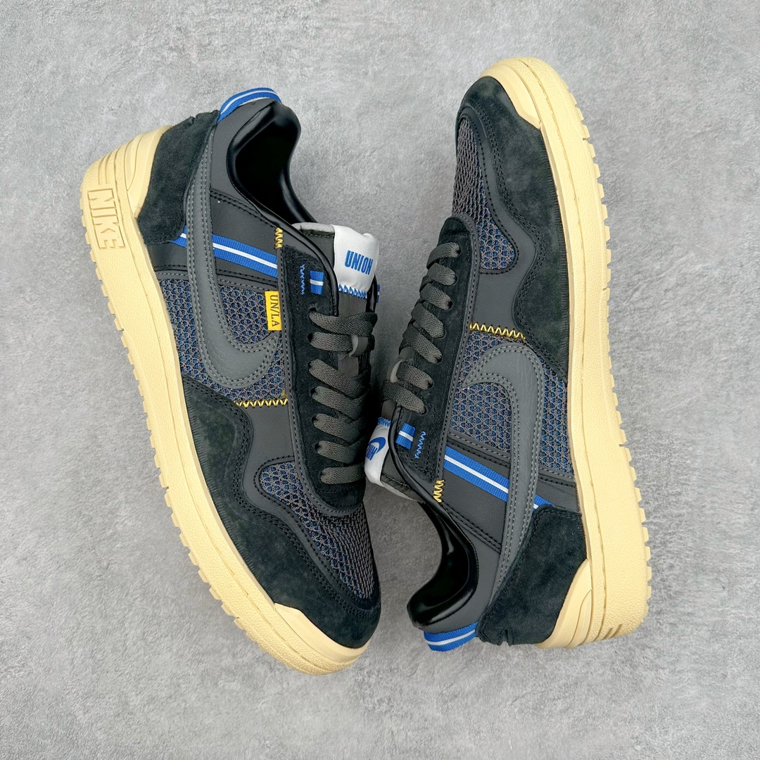 图片[3]-Union x NK Field General 82 SP 低帮复古联名篮球鞋 UN联名黑蓝 FQ9003-001 鞋身整体采用编织网眼为底 框架部分的麂皮材质营造出丰富的层次感 配色方面以深棕色为底色 搭配奶油色框架设计 Swoosh部分则以白色点缀 复古氛围拉满 Union标志性的UN/LA标签以及车线细节均得以保留 鞋舌部分也采用解构设计 并带有UNION字样 鞋身侧后方均带有粉色3M反光条设计 Swoosh采用镂空样式呈现 并带有稳定支持装置 鞋底则采用自带氧化效果的米白色Waffle外底呈现 进一步呼应复古氛围 侧面分别带有Union以及NK字样 尺码：36 36.5 37.5 38 38.5 39 40 40.5 41 42 42.5 43 44 45-选品中心