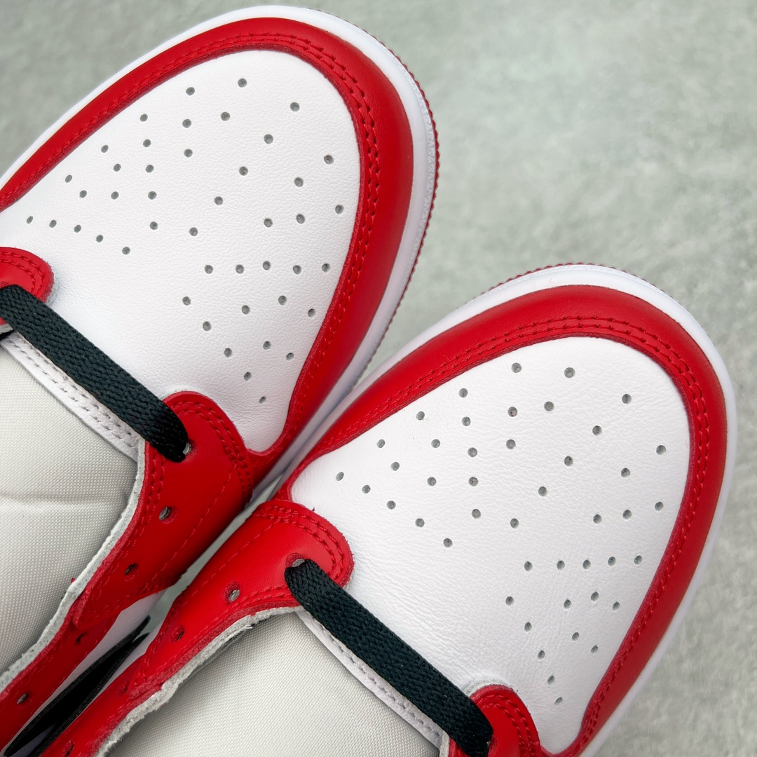 图片[11]-＃DG2.0 Air Jordan AJ1 Retro Low OG 芝加哥低帮 705329-600 全新批次 Ljr同源清远全套加持 圈内最强倒钩系列 高端零售特供批次 产品品控稳定性领先行业 各方面均可对飙L版 良心定价不杀猪 SZ原厂全套原楦原纸板冲刀磨具开发 原厂皮料加持 原厂港宝加持定型后跟R度完美 同源原厂电绣 鬼脸飞翼针数密度立体效果一致 百分百一致原鞋 原厂拉帮工艺 针距密度一致 后跟弧度收口自然不对折 极致一眼正品既视感 进口玻璃冲刀皮料裁剪零毛边 全鞋电脑针车工艺 品控清洁度最高QC检验标准 免检产品 原厂订购鞋盒、鞋标、防尘纸、鞋撑、鞋带 追求极致的原厂味道 尺码：40 40.5 41 42 42.5 43 44 44.5 45 46 47.5 48.5-选品中心