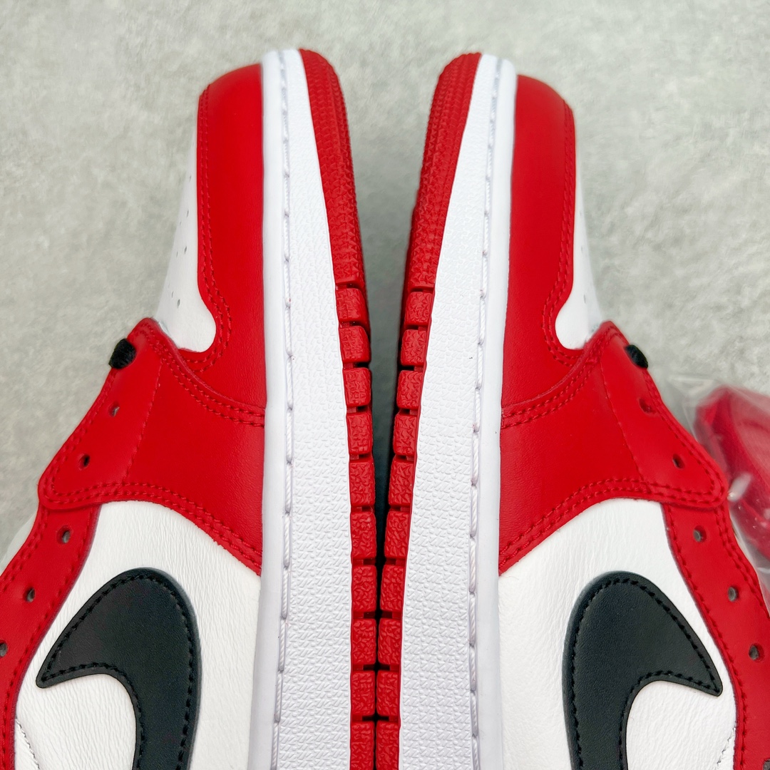 图片[10]-＃DG2.0 Air Jordan AJ1 Retro Low OG 芝加哥低帮 705329-600 全新批次 Ljr同源清远全套加持 圈内最强倒钩系列 高端零售特供批次 产品品控稳定性领先行业 各方面均可对飙L版 良心定价不杀猪 SZ原厂全套原楦原纸板冲刀磨具开发 原厂皮料加持 原厂港宝加持定型后跟R度完美 同源原厂电绣 鬼脸飞翼针数密度立体效果一致 百分百一致原鞋 原厂拉帮工艺 针距密度一致 后跟弧度收口自然不对折 极致一眼正品既视感 进口玻璃冲刀皮料裁剪零毛边 全鞋电脑针车工艺 品控清洁度最高QC检验标准 免检产品 原厂订购鞋盒、鞋标、防尘纸、鞋撑、鞋带 追求极致的原厂味道 尺码：40 40.5 41 42 42.5 43 44 44.5 45 46 47.5 48.5-选品中心