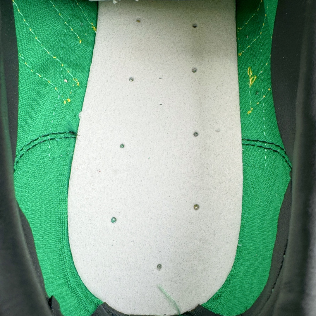 图片[10]-＃CS AD Wmns SL72 OG 系列德训足球风百搭低帮休闲运动板鞋 IG2133 采用高弹EVA+MODEL+RB三层组合底 区别市面RB一体大底 三层组合鞋底重量与原鞋一致 Originals 将有「T 头鞋」造型的诞生于 1972 年的 SL72 鞋款复刻带回 各位买鞋又有新选择了 1972 年 SL72 问世后 引领了后来阿迪达斯的跑鞋发展方向 其中「SL」代表了 Super Light 彰显了产品轻便的特性 1972 年 SL72 问世后 引领了后来阿迪达斯的跑鞋发展方向 其中「SL」代表了 Super Light 彰显了产品轻便的特性 这次 Originals 延续其轻质经典的基因 带来男女两款 SL72 男生款带来 SL72 RS 鞋型 RS 意为 Reshaped（重塑）鞋款在保留了经典的外观基础上 在尼龙材质里增加了填充物 使鞋型更加挺立和饱满 鞋头则更加圆润 鞋底的 EVA 材质则增加了鞋款的高度 女生款则带来 SL72 OG W 鞋型 OG 顾名思义则是致敬经典款式 相较于 RS（Reshaped）鞋款 鞋身更加纤细 其整体鞋身轮廓、线条、细节、材质上尊崇 70 年代 SL72 的设计 还原经典味道 尺码：36 36⅔ 37⅓ 38 38⅔ 39⅓ 40 40⅔ 41⅓ 42 42⅔ 43⅓ 44 44⅔ 45-选品中心