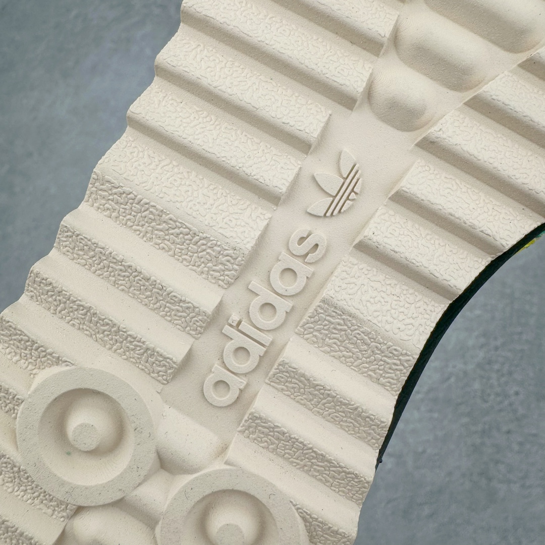 图片[18]-＃CS AD Wmns SL72 OG 系列德训足球风百搭低帮休闲运动板鞋 IG2133 采用高弹EVA+MODEL+RB三层组合底 区别市面RB一体大底 三层组合鞋底重量与原鞋一致 Originals 将有「T 头鞋」造型的诞生于 1972 年的 SL72 鞋款复刻带回 各位买鞋又有新选择了 1972 年 SL72 问世后 引领了后来阿迪达斯的跑鞋发展方向 其中「SL」代表了 Super Light 彰显了产品轻便的特性 1972 年 SL72 问世后 引领了后来阿迪达斯的跑鞋发展方向 其中「SL」代表了 Super Light 彰显了产品轻便的特性 这次 Originals 延续其轻质经典的基因 带来男女两款 SL72 男生款带来 SL72 RS 鞋型 RS 意为 Reshaped（重塑）鞋款在保留了经典的外观基础上 在尼龙材质里增加了填充物 使鞋型更加挺立和饱满 鞋头则更加圆润 鞋底的 EVA 材质则增加了鞋款的高度 女生款则带来 SL72 OG W 鞋型 OG 顾名思义则是致敬经典款式 相较于 RS（Reshaped）鞋款 鞋身更加纤细 其整体鞋身轮廓、线条、细节、材质上尊崇 70 年代 SL72 的设计 还原经典味道 尺码：36 36⅔ 37⅓ 38 38⅔ 39⅓ 40 40⅔ 41⅓ 42 42⅔ 43⅓ 44 44⅔ 45-选品中心