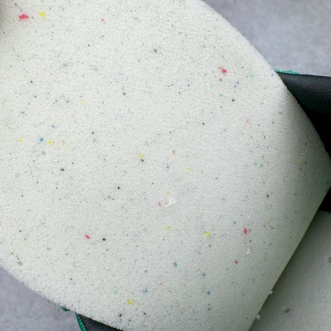 图片[11]-＃CS AD Wmns SL72 OG 系列德训足球风百搭低帮休闲运动板鞋 IG2133 采用高弹EVA+MODEL+RB三层组合底 区别市面RB一体大底 三层组合鞋底重量与原鞋一致 Originals 将有「T 头鞋」造型的诞生于 1972 年的 SL72 鞋款复刻带回 各位买鞋又有新选择了 1972 年 SL72 问世后 引领了后来阿迪达斯的跑鞋发展方向 其中「SL」代表了 Super Light 彰显了产品轻便的特性 1972 年 SL72 问世后 引领了后来阿迪达斯的跑鞋发展方向 其中「SL」代表了 Super Light 彰显了产品轻便的特性 这次 Originals 延续其轻质经典的基因 带来男女两款 SL72 男生款带来 SL72 RS 鞋型 RS 意为 Reshaped（重塑）鞋款在保留了经典的外观基础上 在尼龙材质里增加了填充物 使鞋型更加挺立和饱满 鞋头则更加圆润 鞋底的 EVA 材质则增加了鞋款的高度 女生款则带来 SL72 OG W 鞋型 OG 顾名思义则是致敬经典款式 相较于 RS（Reshaped）鞋款 鞋身更加纤细 其整体鞋身轮廓、线条、细节、材质上尊崇 70 年代 SL72 的设计 还原经典味道 尺码：36 36⅔ 37⅓ 38 38⅔ 39⅓ 40 40⅔ 41⅓ 42 42⅔ 43⅓ 44 44⅔ 45-选品中心