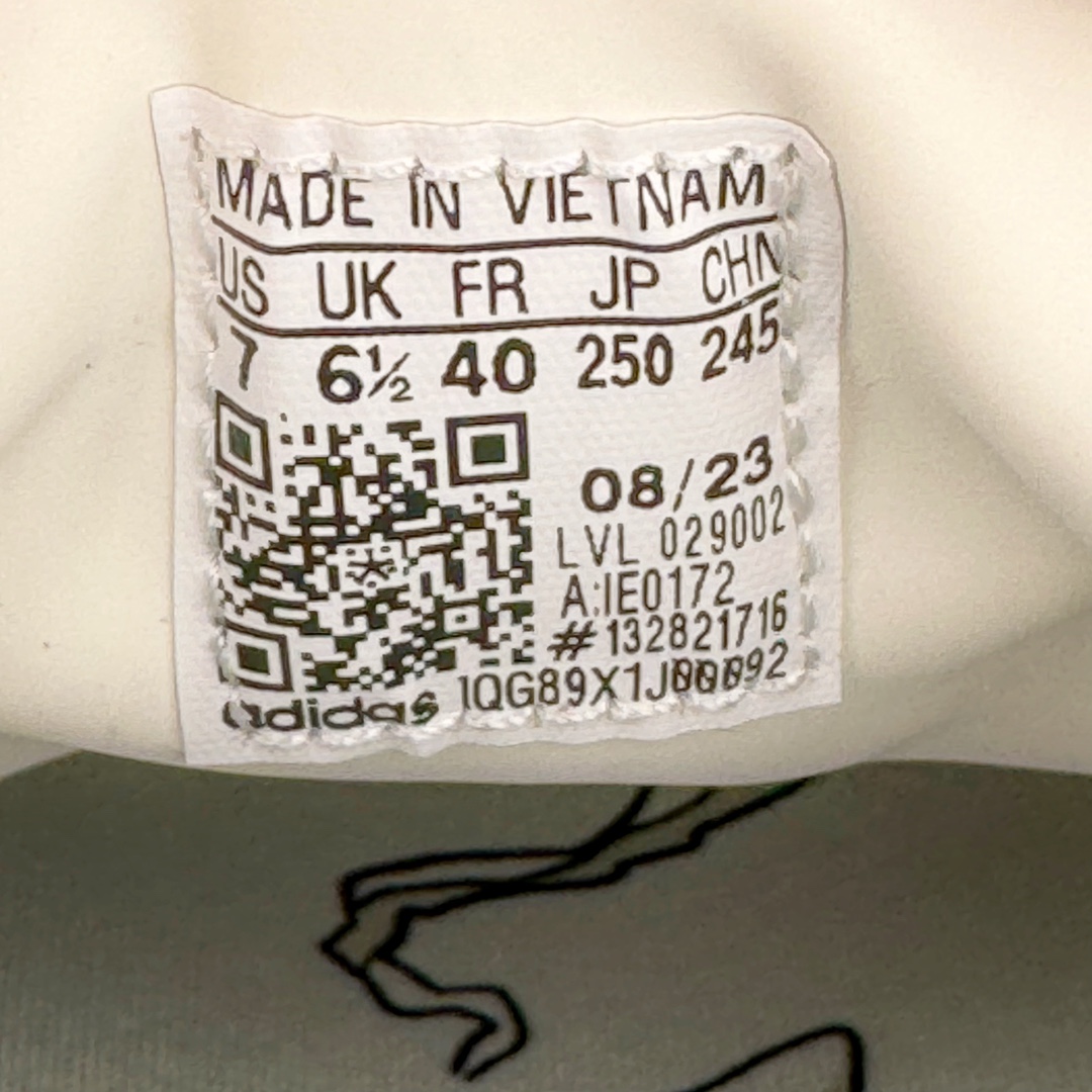 图片[19]-＃PB福利特价 Nice Kicks x AD Original Samba OG 复古经典轻便板鞋 联名奶茶色 IE0172 口碑大厂出品 品控大底版型不断改良更新 全套原纸板楦头开发 确保原汁原味 完美呈现桑巴版型 一比一鞋头弧度高度鞋身弧度 此版本只针对中端市场 皮料材质有所更替 其他数据细节工艺流程均保持一致 绝不口嗨 细节品控鞋型随意对比 正确烫金高频细节 原装纳米超迁皮料 独家私模橡胶大底 原盒原配 这款桑巴鞋展示了高质量的工艺 带有装饰的超锁缝制和无缝的手感 柔软、柔软的皮革造型和标志性的3条纹完成了精致的外观 正规合身鞋带 鞋面上有绒面鞋垫 橡胶鞋底 享受正畸套筒软感 自50年代首次亮相以来就一直在赢得粉丝的青睐 尺码：36 36.5 37.5 38 38.5 39 40 40.5 41 42 42.5 43 44 44.5 45 46-选品中心