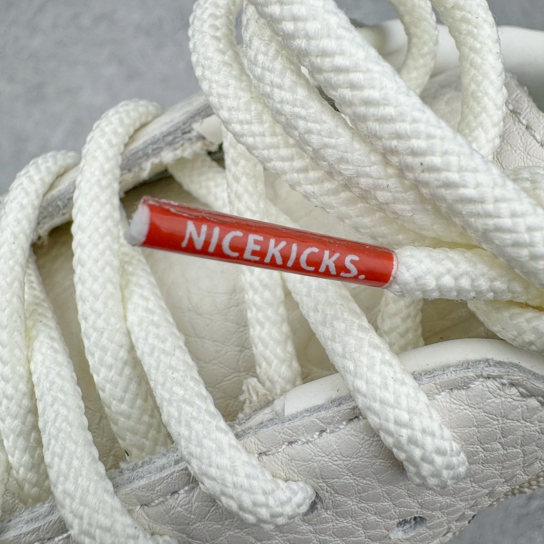 图片[10]-＃PB福利特价 Nice Kicks x AD Original Samba OG 复古经典轻便板鞋 联名奶茶色 IE0172 口碑大厂出品 品控大底版型不断改良更新 全套原纸板楦头开发 确保原汁原味 完美呈现桑巴版型 一比一鞋头弧度高度鞋身弧度 此版本只针对中端市场 皮料材质有所更替 其他数据细节工艺流程均保持一致 绝不口嗨 细节品控鞋型随意对比 正确烫金高频细节 原装纳米超迁皮料 独家私模橡胶大底 原盒原配 这款桑巴鞋展示了高质量的工艺 带有装饰的超锁缝制和无缝的手感 柔软、柔软的皮革造型和标志性的3条纹完成了精致的外观 正规合身鞋带 鞋面上有绒面鞋垫 橡胶鞋底 享受正畸套筒软感 自50年代首次亮相以来就一直在赢得粉丝的青睐 尺码：36 36.5 37.5 38 38.5 39 40 40.5 41 42 42.5 43 44 44.5 45 46-选品中心