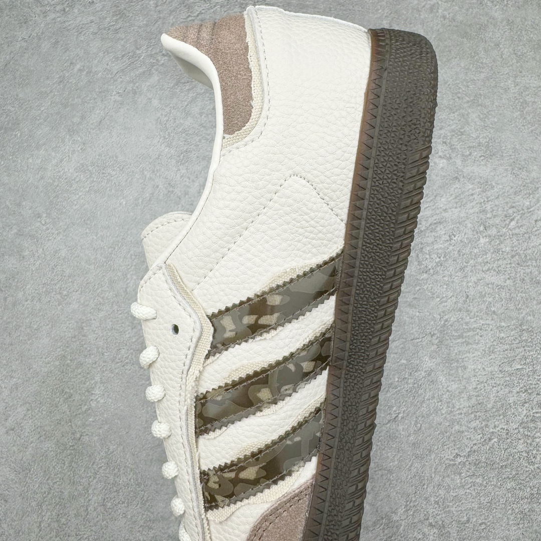 图片[7]-＃PB福利特价 Nice Kicks x AD Original Samba OG 复古经典轻便板鞋 联名奶茶色 IE0172 口碑大厂出品 品控大底版型不断改良更新 全套原纸板楦头开发 确保原汁原味 完美呈现桑巴版型 一比一鞋头弧度高度鞋身弧度 此版本只针对中端市场 皮料材质有所更替 其他数据细节工艺流程均保持一致 绝不口嗨 细节品控鞋型随意对比 正确烫金高频细节 原装纳米超迁皮料 独家私模橡胶大底 原盒原配 这款桑巴鞋展示了高质量的工艺 带有装饰的超锁缝制和无缝的手感 柔软、柔软的皮革造型和标志性的3条纹完成了精致的外观 正规合身鞋带 鞋面上有绒面鞋垫 橡胶鞋底 享受正畸套筒软感 自50年代首次亮相以来就一直在赢得粉丝的青睐 尺码：36 36.5 37.5 38 38.5 39 40 40.5 41 42 42.5 43 44 44.5 45 46-选品中心