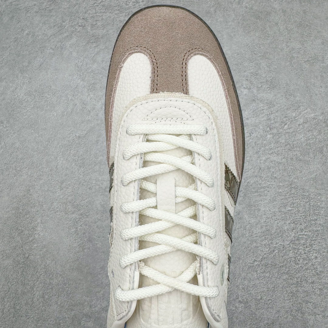 图片[4]-＃PB福利特价 Nice Kicks x AD Original Samba OG 复古经典轻便板鞋 联名奶茶色 IE0172 口碑大厂出品 品控大底版型不断改良更新 全套原纸板楦头开发 确保原汁原味 完美呈现桑巴版型 一比一鞋头弧度高度鞋身弧度 此版本只针对中端市场 皮料材质有所更替 其他数据细节工艺流程均保持一致 绝不口嗨 细节品控鞋型随意对比 正确烫金高频细节 原装纳米超迁皮料 独家私模橡胶大底 原盒原配 这款桑巴鞋展示了高质量的工艺 带有装饰的超锁缝制和无缝的手感 柔软、柔软的皮革造型和标志性的3条纹完成了精致的外观 正规合身鞋带 鞋面上有绒面鞋垫 橡胶鞋底 享受正畸套筒软感 自50年代首次亮相以来就一直在赢得粉丝的青睐 尺码：36 36.5 37.5 38 38.5 39 40 40.5 41 42 42.5 43 44 44.5 45 46-选品中心