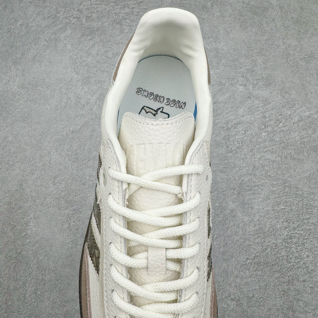 图片[5]-＃PB福利特价 Nice Kicks x AD Original Samba OG 复古经典轻便板鞋 联名奶茶色 IE0172 口碑大厂出品 品控大底版型不断改良更新 全套原纸板楦头开发 确保原汁原味 完美呈现桑巴版型 一比一鞋头弧度高度鞋身弧度 此版本只针对中端市场 皮料材质有所更替 其他数据细节工艺流程均保持一致 绝不口嗨 细节品控鞋型随意对比 正确烫金高频细节 原装纳米超迁皮料 独家私模橡胶大底 原盒原配 这款桑巴鞋展示了高质量的工艺 带有装饰的超锁缝制和无缝的手感 柔软、柔软的皮革造型和标志性的3条纹完成了精致的外观 正规合身鞋带 鞋面上有绒面鞋垫 橡胶鞋底 享受正畸套筒软感 自50年代首次亮相以来就一直在赢得粉丝的青睐 尺码：36 36.5 37.5 38 38.5 39 40 40.5 41 42 42.5 43 44 44.5 45 46-选品中心