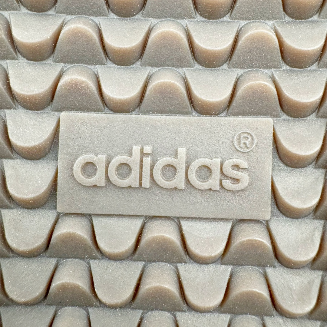 图片[15]-＃PB福利特价 Nice Kicks x AD Original Samba OG 复古经典轻便板鞋 联名奶茶色 IE0172 口碑大厂出品 品控大底版型不断改良更新 全套原纸板楦头开发 确保原汁原味 完美呈现桑巴版型 一比一鞋头弧度高度鞋身弧度 此版本只针对中端市场 皮料材质有所更替 其他数据细节工艺流程均保持一致 绝不口嗨 细节品控鞋型随意对比 正确烫金高频细节 原装纳米超迁皮料 独家私模橡胶大底 原盒原配 这款桑巴鞋展示了高质量的工艺 带有装饰的超锁缝制和无缝的手感 柔软、柔软的皮革造型和标志性的3条纹完成了精致的外观 正规合身鞋带 鞋面上有绒面鞋垫 橡胶鞋底 享受正畸套筒软感 自50年代首次亮相以来就一直在赢得粉丝的青睐 尺码：36 36.5 37.5 38 38.5 39 40 40.5 41 42 42.5 43 44 44.5 45 46-选品中心