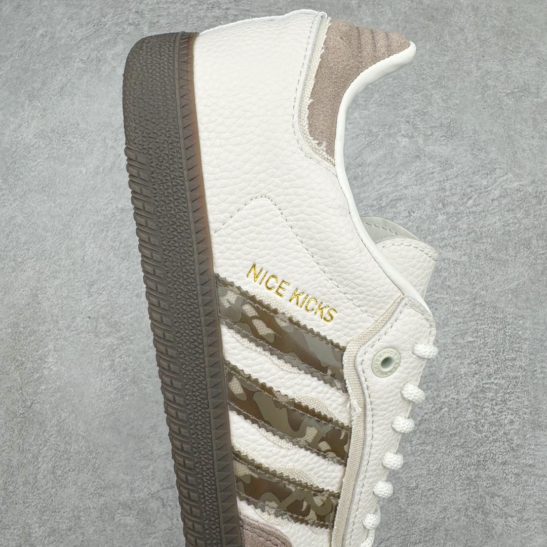 图片[6]-＃PB福利特价 Nice Kicks x AD Original Samba OG 复古经典轻便板鞋 联名奶茶色 IE0172 口碑大厂出品 品控大底版型不断改良更新 全套原纸板楦头开发 确保原汁原味 完美呈现桑巴版型 一比一鞋头弧度高度鞋身弧度 此版本只针对中端市场 皮料材质有所更替 其他数据细节工艺流程均保持一致 绝不口嗨 细节品控鞋型随意对比 正确烫金高频细节 原装纳米超迁皮料 独家私模橡胶大底 原盒原配 这款桑巴鞋展示了高质量的工艺 带有装饰的超锁缝制和无缝的手感 柔软、柔软的皮革造型和标志性的3条纹完成了精致的外观 正规合身鞋带 鞋面上有绒面鞋垫 橡胶鞋底 享受正畸套筒软感 自50年代首次亮相以来就一直在赢得粉丝的青睐 尺码：36 36.5 37.5 38 38.5 39 40 40.5 41 42 42.5 43 44 44.5 45 46-选品中心