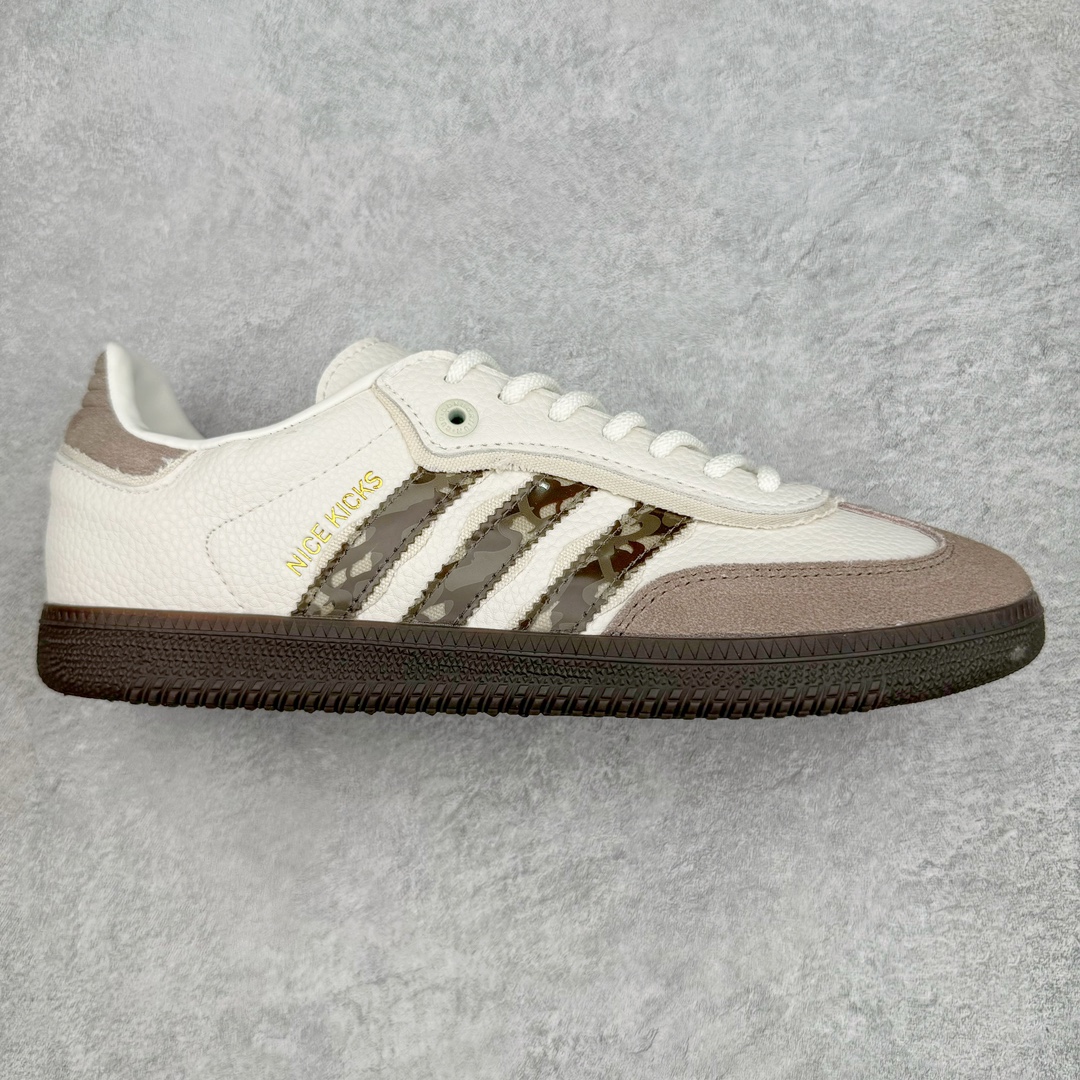 ＃PB福利特价 Nice Kicks x AD Original Samba OG 复古经典轻便板鞋 联名奶茶色 IE0172 口碑大厂出品 品控大底版型不断改良更新 全套原纸板楦头开发 确保原汁原味 完美呈现桑巴版型 一比一鞋头弧度高度鞋身弧度 此版本只针对中端市场 皮料材质有所更替 其他数据细节工艺流程均保持一致 绝不口嗨 细节品控鞋型随意对比 正确烫金高频细节 原装纳米超迁皮料 独家私模橡胶大底 原盒原配 这款桑巴鞋展示了高质量的工艺 带有装饰的超锁缝制和无缝的手感 柔软、柔软的皮革造型和标志性的3条纹完成了精致的外观 正规合身鞋带 鞋面上有绒面鞋垫 橡胶鞋底 享受正畸套筒软感 自50年代首次亮相以来就一直在赢得粉丝的青睐 尺码：36 36.5 37.5 38 38.5 39 40 40.5 41 42 42.5 43 44 44.5 45 46-选品中心