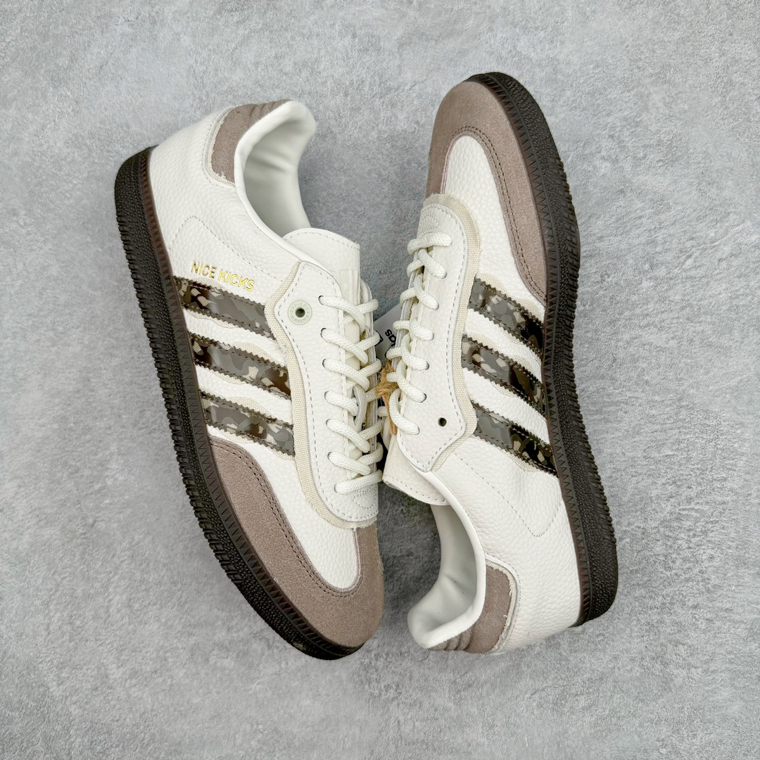 图片[3]-＃PB福利特价 Nice Kicks x AD Original Samba OG 复古经典轻便板鞋 联名奶茶色 IE0172 口碑大厂出品 品控大底版型不断改良更新 全套原纸板楦头开发 确保原汁原味 完美呈现桑巴版型 一比一鞋头弧度高度鞋身弧度 此版本只针对中端市场 皮料材质有所更替 其他数据细节工艺流程均保持一致 绝不口嗨 细节品控鞋型随意对比 正确烫金高频细节 原装纳米超迁皮料 独家私模橡胶大底 原盒原配 这款桑巴鞋展示了高质量的工艺 带有装饰的超锁缝制和无缝的手感 柔软、柔软的皮革造型和标志性的3条纹完成了精致的外观 正规合身鞋带 鞋面上有绒面鞋垫 橡胶鞋底 享受正畸套筒软感 自50年代首次亮相以来就一直在赢得粉丝的青睐 尺码：36 36.5 37.5 38 38.5 39 40 40.5 41 42 42.5 43 44 44.5 45 46-选品中心