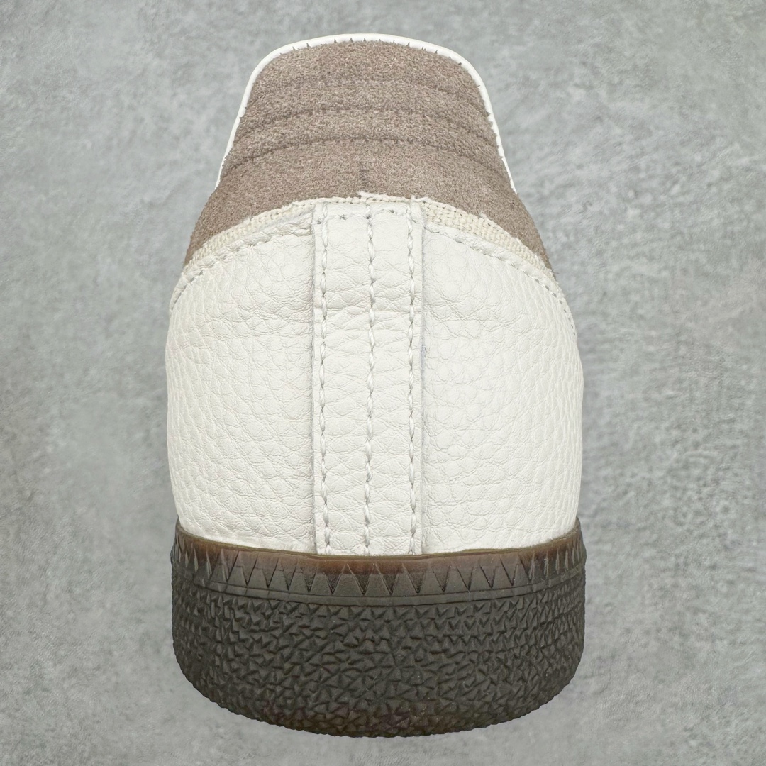 图片[8]-＃PB福利特价 Nice Kicks x AD Original Samba OG 复古经典轻便板鞋 联名奶茶色 IE0172 口碑大厂出品 品控大底版型不断改良更新 全套原纸板楦头开发 确保原汁原味 完美呈现桑巴版型 一比一鞋头弧度高度鞋身弧度 此版本只针对中端市场 皮料材质有所更替 其他数据细节工艺流程均保持一致 绝不口嗨 细节品控鞋型随意对比 正确烫金高频细节 原装纳米超迁皮料 独家私模橡胶大底 原盒原配 这款桑巴鞋展示了高质量的工艺 带有装饰的超锁缝制和无缝的手感 柔软、柔软的皮革造型和标志性的3条纹完成了精致的外观 正规合身鞋带 鞋面上有绒面鞋垫 橡胶鞋底 享受正畸套筒软感 自50年代首次亮相以来就一直在赢得粉丝的青睐 尺码：36 36.5 37.5 38 38.5 39 40 40.5 41 42 42.5 43 44 44.5 45 46-选品中心