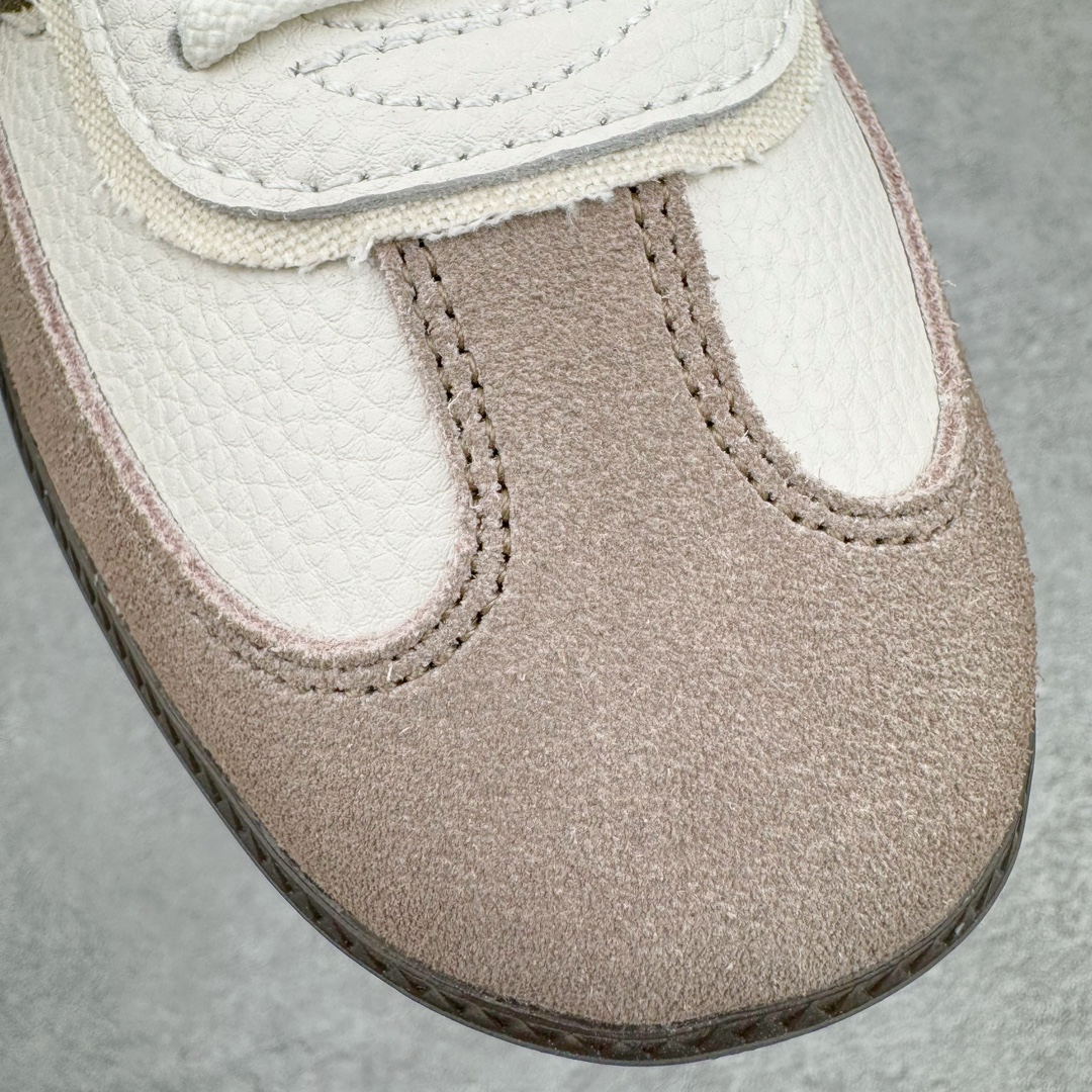 图片[12]-＃PB福利特价 Nice Kicks x AD Original Samba OG 复古经典轻便板鞋 联名奶茶色 IE0172 口碑大厂出品 品控大底版型不断改良更新 全套原纸板楦头开发 确保原汁原味 完美呈现桑巴版型 一比一鞋头弧度高度鞋身弧度 此版本只针对中端市场 皮料材质有所更替 其他数据细节工艺流程均保持一致 绝不口嗨 细节品控鞋型随意对比 正确烫金高频细节 原装纳米超迁皮料 独家私模橡胶大底 原盒原配 这款桑巴鞋展示了高质量的工艺 带有装饰的超锁缝制和无缝的手感 柔软、柔软的皮革造型和标志性的3条纹完成了精致的外观 正规合身鞋带 鞋面上有绒面鞋垫 橡胶鞋底 享受正畸套筒软感 自50年代首次亮相以来就一直在赢得粉丝的青睐 尺码：36 36.5 37.5 38 38.5 39 40 40.5 41 42 42.5 43 44 44.5 45 46-选品中心