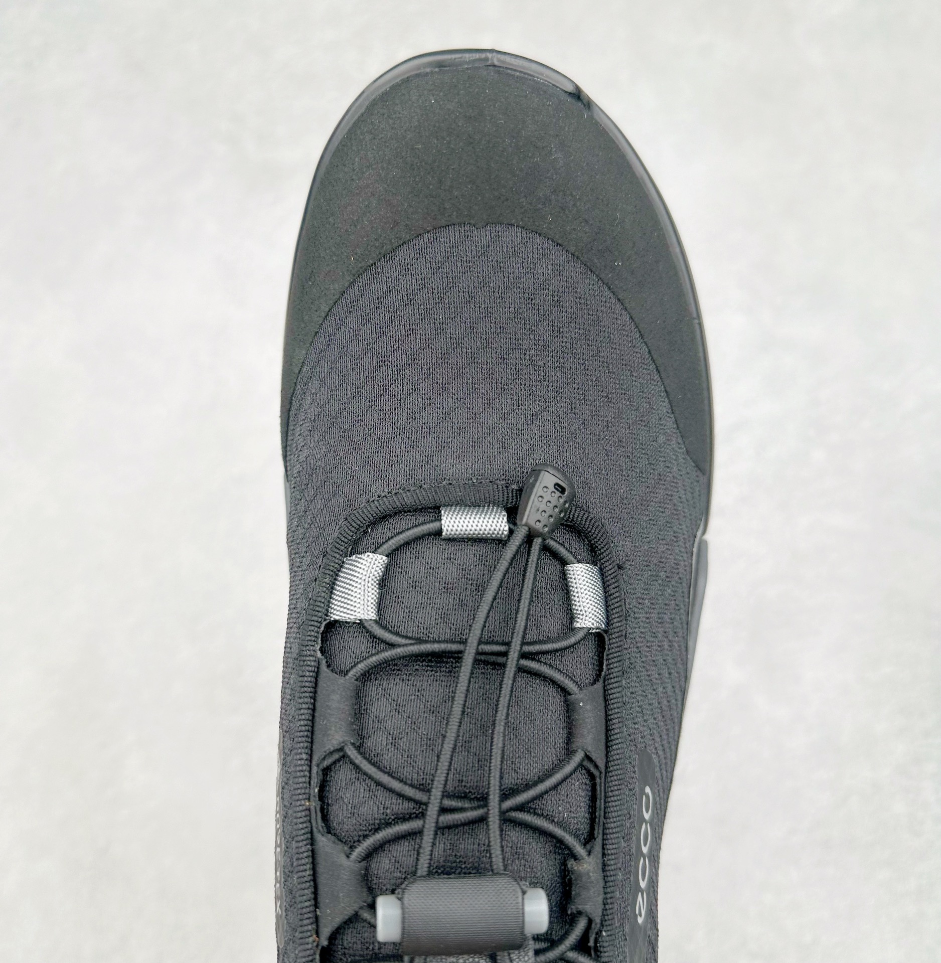 图片[4]-ECCO爱步2024年新款户外鞋防水透气越野跑鞋 健步踪迹系列 鞋面设有GORE-TEX防水薄膜 给你贴心防水保护 防水透气 直接注塑工艺连接鞋面与鞋底 一体成型 合脚稳固 BIOM自然律动科技鞋楦 符合人体工学 长效缓震带来裸足体验 橡胶大底 结合橡胶凸起鞋钉设计 适应多种地形 提供强劲抓地力与耐磨性 稳定支撑 越野无束 尺码：39 40 41 42 43 44（正常码）-选品中心