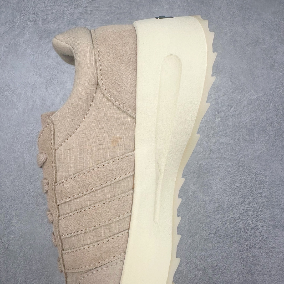 图片[7]-＃福利特价 Fear Of God x AD Athletics Runner Los Angeles 运动跑系列低帮增高系带百搭休闲运动慢跑鞋鞋 FOG联名 低调的一体式配色与高级材质承袭 FOG 一贯风格 鞋带处的锁定扣增加了穿脱便捷性 同时与后跟处的 Fear of God 铭牌一起增加了细节精致感 整体鞋靴造型似乎让人想起了兄弟品牌 Yeezy 的 RNR 系列鞋款 看来「老棉鞋」将在今年秋冬掀起一波全新攻势 尺码：36 36⅔ 37⅓ 38 38⅔ 39⅓ 40 40⅔ 41⅓ 42 42⅔ 43⅓ 44 44⅔ 45-选品中心