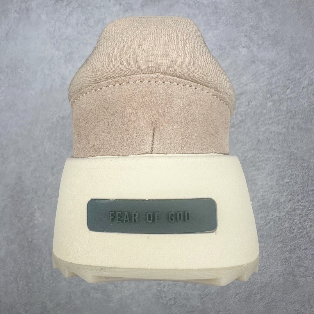 图片[8]-＃福利特价 Fear Of God x AD Athletics Runner Los Angeles 运动跑系列低帮增高系带百搭休闲运动慢跑鞋鞋 FOG联名 低调的一体式配色与高级材质承袭 FOG 一贯风格 鞋带处的锁定扣增加了穿脱便捷性 同时与后跟处的 Fear of God 铭牌一起增加了细节精致感 整体鞋靴造型似乎让人想起了兄弟品牌 Yeezy 的 RNR 系列鞋款 看来「老棉鞋」将在今年秋冬掀起一波全新攻势 尺码：36 36⅔ 37⅓ 38 38⅔ 39⅓ 40 40⅔ 41⅓ 42 42⅔ 43⅓ 44 44⅔ 45-选品中心