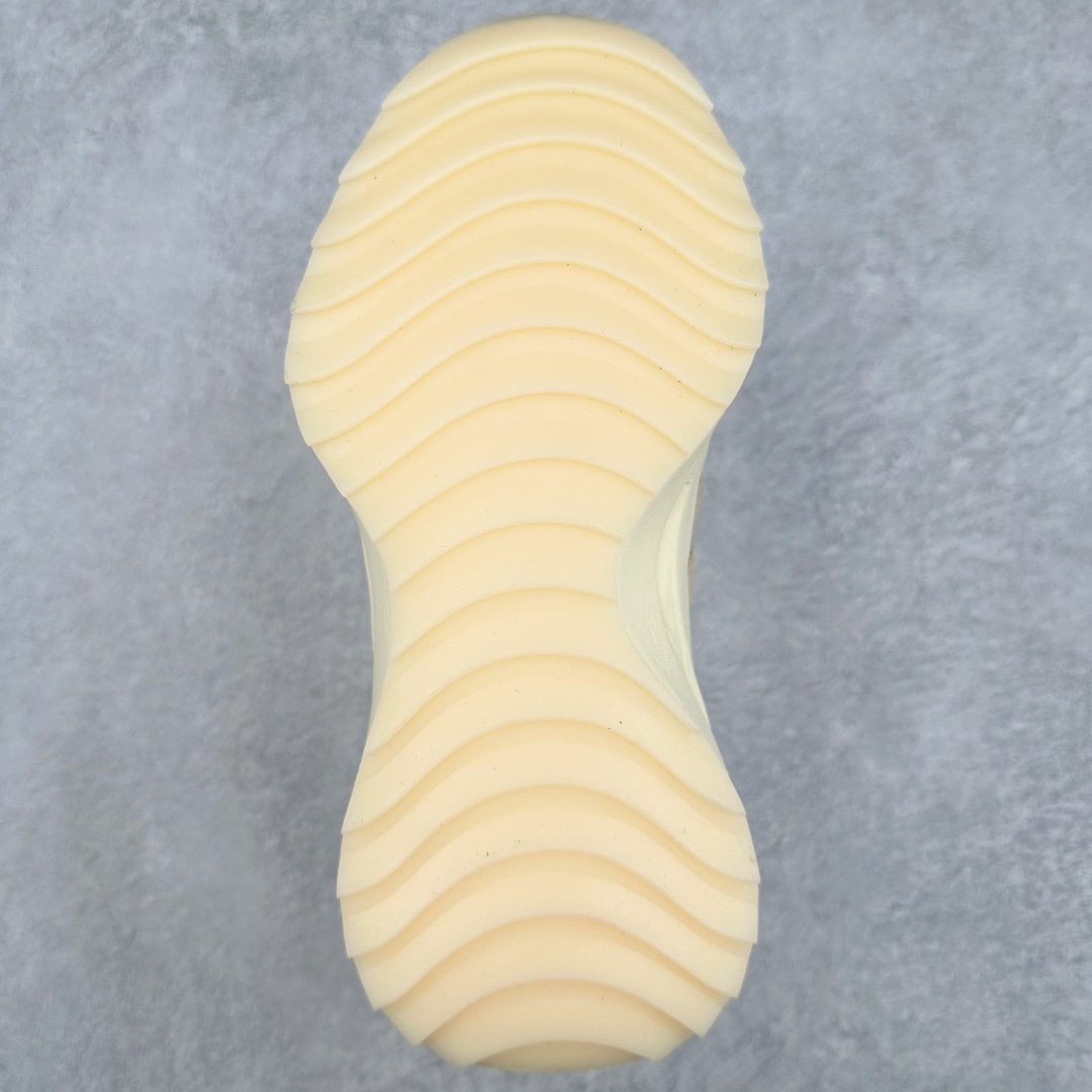 图片[9]-＃福利特价 Fear Of God x AD Athletics Runner Los Angeles 运动跑系列低帮增高系带百搭休闲运动慢跑鞋鞋 FOG联名 低调的一体式配色与高级材质承袭 FOG 一贯风格 鞋带处的锁定扣增加了穿脱便捷性 同时与后跟处的 Fear of God 铭牌一起增加了细节精致感 整体鞋靴造型似乎让人想起了兄弟品牌 Yeezy 的 RNR 系列鞋款 看来「老棉鞋」将在今年秋冬掀起一波全新攻势 尺码：36 36⅔ 37⅓ 38 38⅔ 39⅓ 40 40⅔ 41⅓ 42 42⅔ 43⅓ 44 44⅔ 45-选品中心