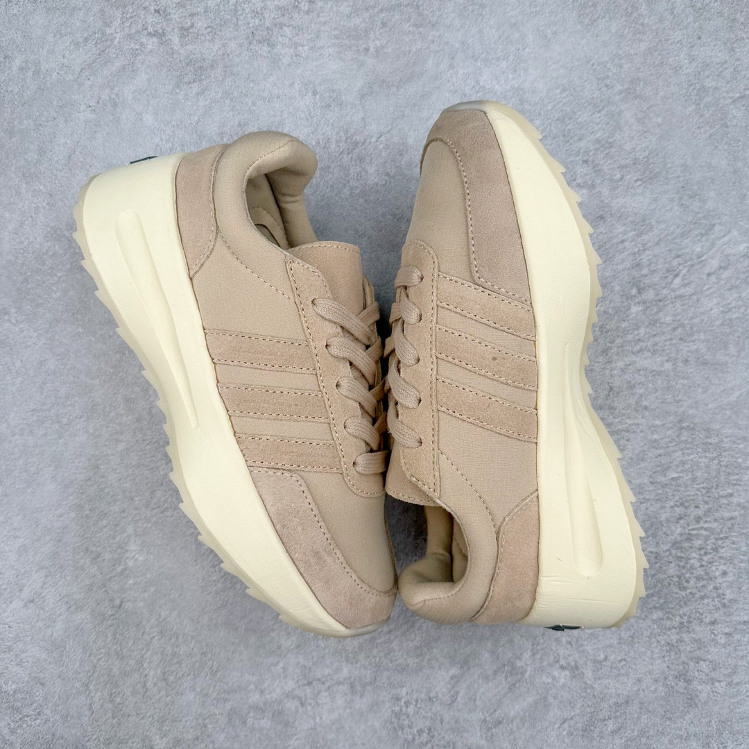 图片[3]-＃福利特价 Fear Of God x AD Athletics Runner Los Angeles 运动跑系列低帮增高系带百搭休闲运动慢跑鞋鞋 FOG联名 低调的一体式配色与高级材质承袭 FOG 一贯风格 鞋带处的锁定扣增加了穿脱便捷性 同时与后跟处的 Fear of God 铭牌一起增加了细节精致感 整体鞋靴造型似乎让人想起了兄弟品牌 Yeezy 的 RNR 系列鞋款 看来「老棉鞋」将在今年秋冬掀起一波全新攻势 尺码：36 36⅔ 37⅓ 38 38⅔ 39⅓ 40 40⅔ 41⅓ 42 42⅔ 43⅓ 44 44⅔ 45-选品中心