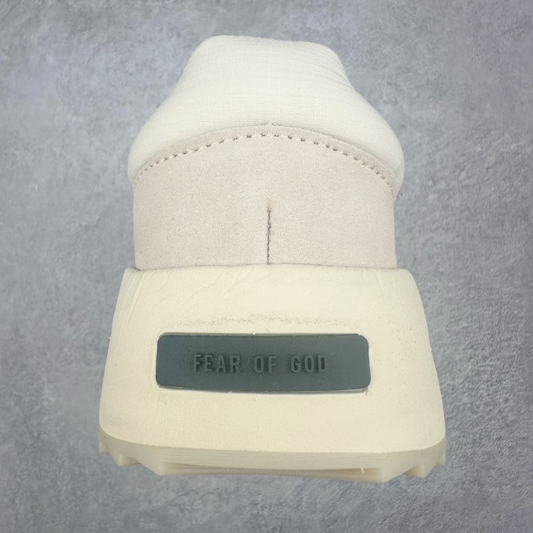 图片[8]-＃福利特价 Fear Of God x AD Athletics Runner Los Angeles 运动跑系列低帮增高系带百搭休闲运动慢跑鞋鞋 FOG联名 低调的一体式配色与高级材质承袭 FOG 一贯风格 鞋带处的锁定扣增加了穿脱便捷性 同时与后跟处的 Fear of God 铭牌一起增加了细节精致感 整体鞋靴造型似乎让人想起了兄弟品牌 Yeezy 的 RNR 系列鞋款 看来「老棉鞋」将在今年秋冬掀起一波全新攻势 尺码：36 36⅔ 37⅓ 38 38⅔ 39⅓ 40 40⅔ 41⅓ 42 42⅔ 43⅓ 44 44⅔ 45-选品中心