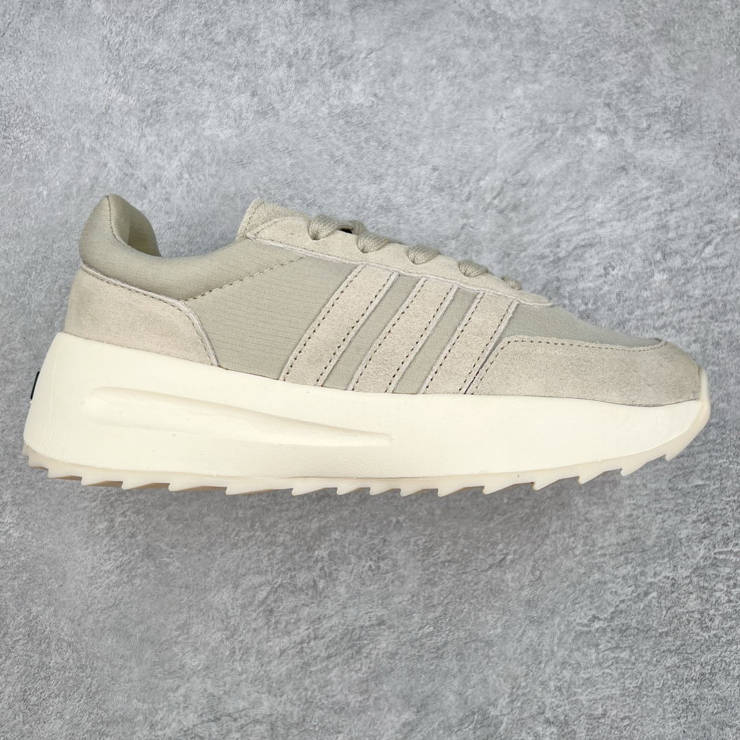 ＃福利特价 Fear Of God x AD Athletics Runner Los Angeles 运动跑系列低帮增高系带百搭休闲运动慢跑鞋鞋 FOG联名 低调的一体式配色与高级材质承袭 FOG 一贯风格 鞋带处的锁定扣增加了穿脱便捷性 同时与后跟处的 Fear of God 铭牌一起增加了细节精致感 整体鞋靴造型似乎让人想起了兄弟品牌 Yeezy 的 RNR 系列鞋款 看来「老棉鞋」将在今年秋冬掀起一波全新攻势 尺码：36 36⅔ 37⅓ 38 38⅔ 39⅓ 40 40⅔ 41⅓ 42 42⅔ 43⅓ 44 44⅔ 45-选品中心