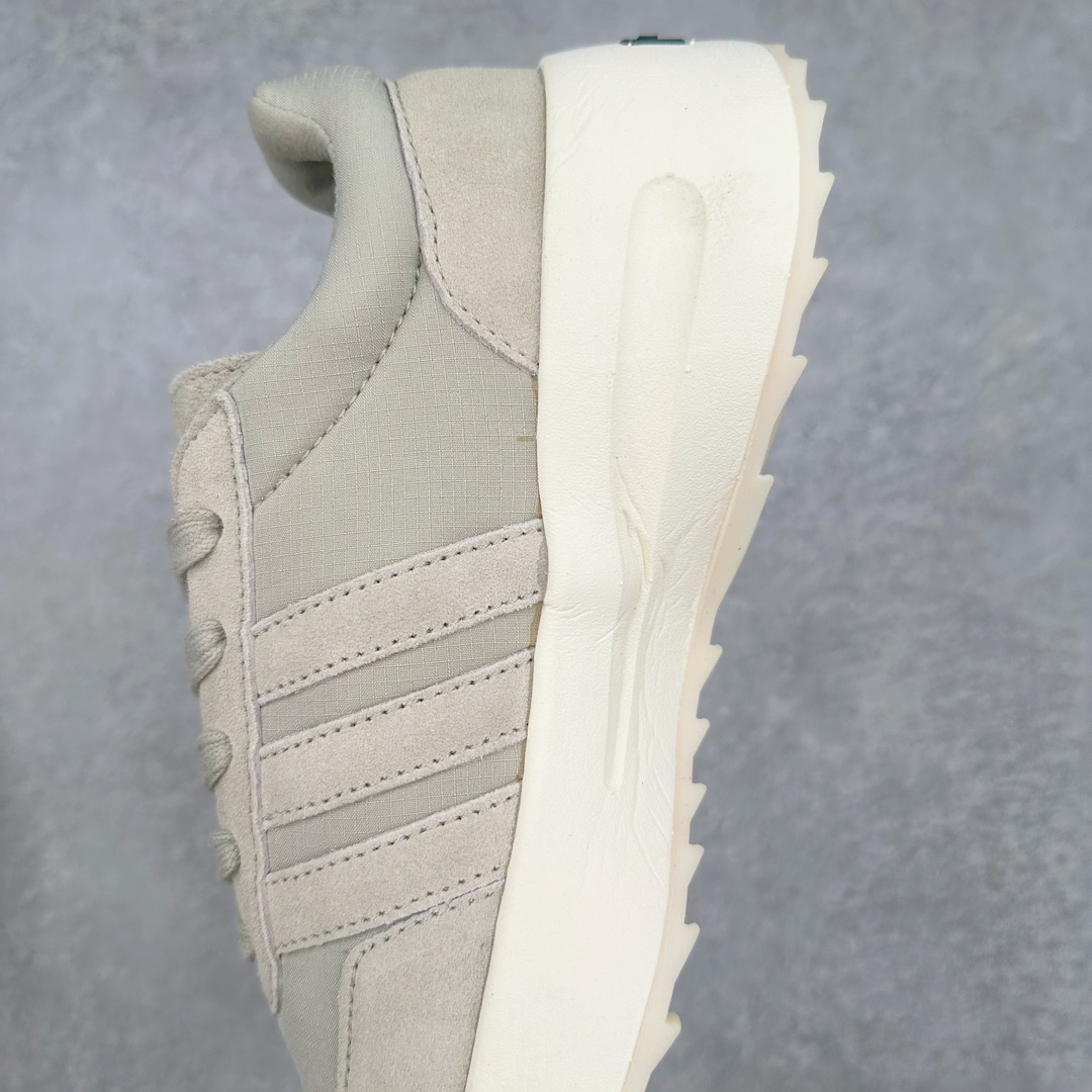 图片[7]-＃福利特价 Fear Of God x AD Athletics Runner Los Angeles 运动跑系列低帮增高系带百搭休闲运动慢跑鞋鞋 FOG联名 低调的一体式配色与高级材质承袭 FOG 一贯风格 鞋带处的锁定扣增加了穿脱便捷性 同时与后跟处的 Fear of God 铭牌一起增加了细节精致感 整体鞋靴造型似乎让人想起了兄弟品牌 Yeezy 的 RNR 系列鞋款 看来「老棉鞋」将在今年秋冬掀起一波全新攻势 尺码：36 36⅔ 37⅓ 38 38⅔ 39⅓ 40 40⅔ 41⅓ 42 42⅔ 43⅓ 44 44⅔ 45-选品中心