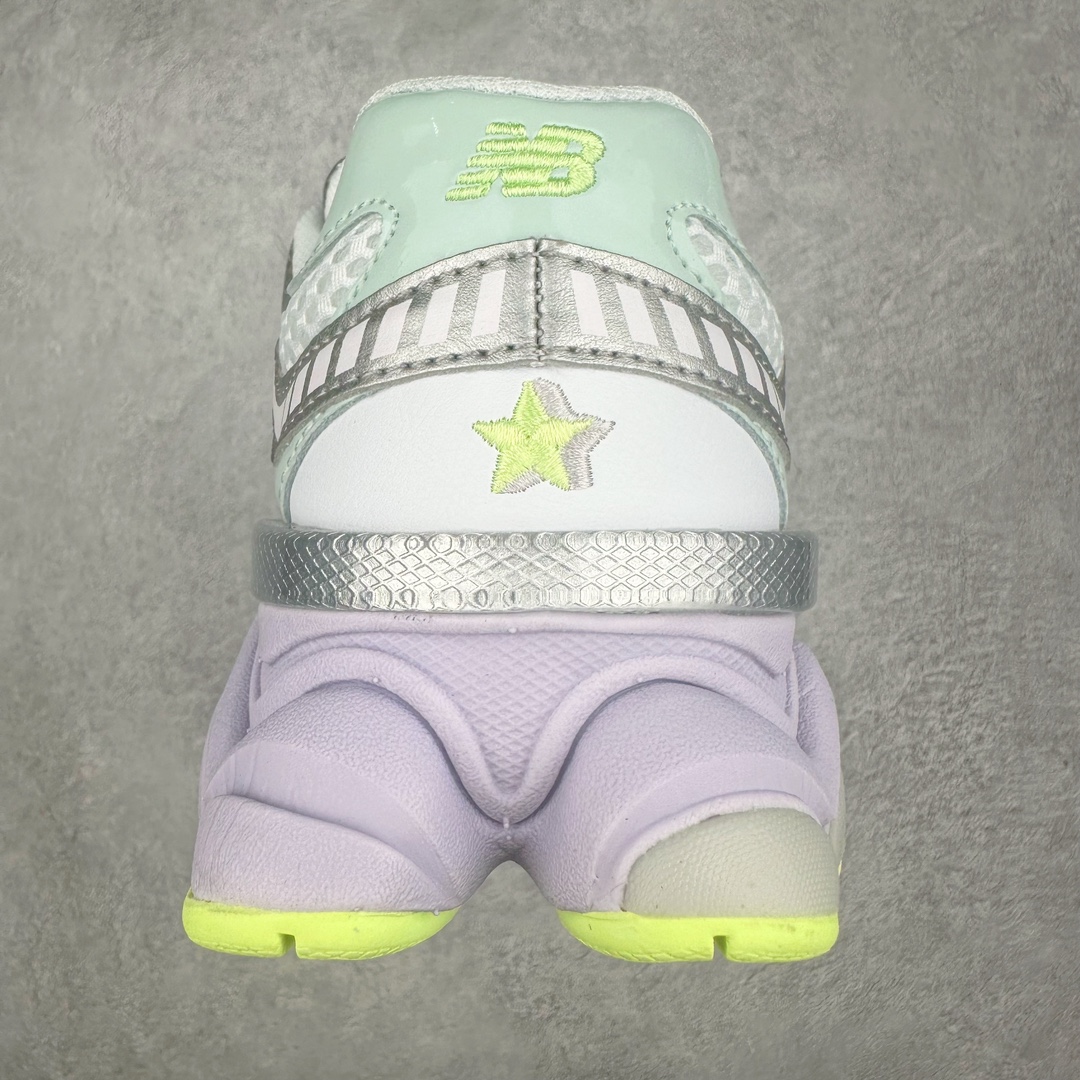 图片[8]-New Balance NB9060 复古运动鞋 新百伦又带来了新鞋型 并且是与芝加哥街头品牌 Joe Freshgoods 的联名款 鞋身主体采用了类似 990 系列的设计风格 与传统复古慢跑鞋区别不大 最大的变化就是鞋底部分 在传统设计的中底外层 增加了多个分区的模块 圆润的线条设计与我们熟悉的 New Balance 风格截然不同 但与同样充满弧形线条的鞋面搭配 看起来毫无违和感 尺码：36-45-选品中心