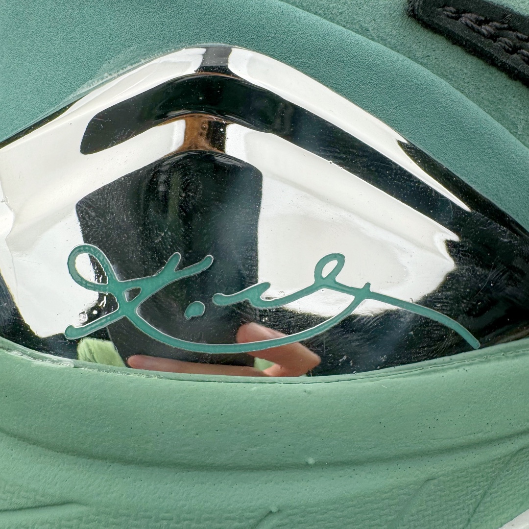 图片[11]-＃H12纯原 NK Zoom Kobe 4 Protro 科比四代 电镀银绿色 FQ3545-300 市场唯一完美复刻公司货版本 Phylon泡棉中底 后跟搭载Air Zoom马蹄气垫 真正的原汁原味 还原ZP脚感 全身鞋材卡料色独家定制 唯一正确鞋身反光效果 原厂压印工艺 立体感十足 内置全真动态飞线 独立原厂模具 首批不拼图大几率过验 亲测已过 支持各种高强度实战 无需担心 补货周期极长 脚宽建议买大半码 科比系列前掌偏窄 支持七天无理由退换 尺码： 41 42 42.5 43 44 44.5 45 46 47.5 48.5-选品中心