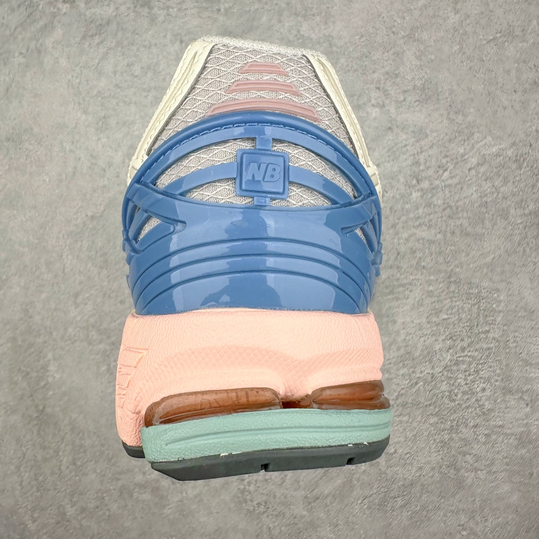 图片[8]-New Balance M1906R NB新百伦系列复古老爹风休闲运动慢跑鞋 采用轻质牛剖革拼接透气网眼衬垫织物鞋面材质 T-Beam大底提供足步弓支撑 保持步态稳定#后跟搭载外露缓震胶 鞋身整体以各种深浅不一的灰色覆盖 鞋头以淡蓝色调装饰，网眼衬垫通过不规律的色块实现做旧的美感 泛黄的鞋底更是进一步增添了复古气息 尺码：36 37 37.5 38 38.5 39.5 40 40.5 41.5 42 42.5 43 44 45-选品中心