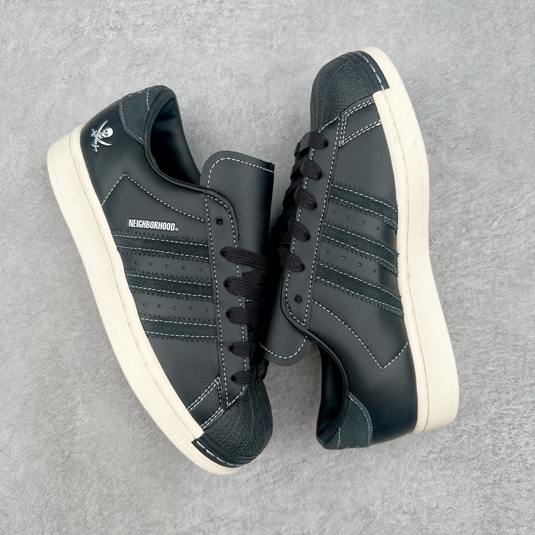 图片[3]-AD Originals Superstar 经典复古贝壳头板鞋 ID8650 诞生于1969年 是第一双将全皮面鞋 身与橡胶鞋头结合在一起的低帮篮球鞋 Superstar最开始 是作为高帮篮球鞋Pro Model的低帮版本而出现的 但因为其独特和醒目的橡胶鞋头造型而让大家熟知 被大家形象地称为\\\”shelltoe\\\”贝壳头 在70年代的美国职业篮球场上 接近3/4的NBA球员都将这双Superstar作为场上用鞋 80年代之后 经过不断的改良和发展 Superstar逐渐成为横跨时装、音乐、街头文化、休闲和运动等各大领域的时尚潮鞋 尺码：36 36.5 37 38 38.5 39 40 40.5 41 42 42.5 43 44 44.5 45-选品中心