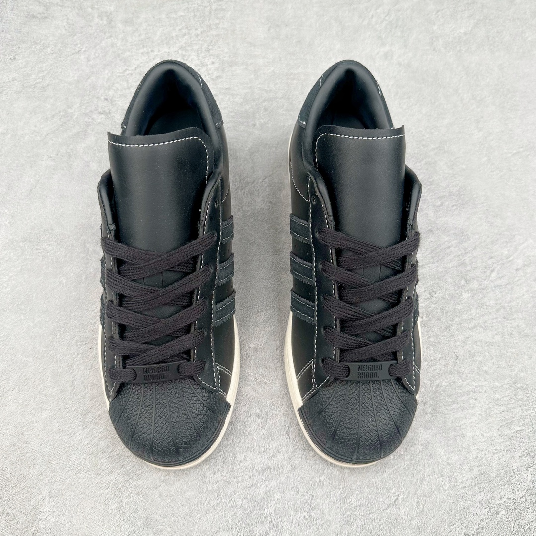 图片[2]-AD Originals Superstar 经典复古贝壳头板鞋 ID8650 诞生于1969年 是第一双将全皮面鞋 身与橡胶鞋头结合在一起的低帮篮球鞋 Superstar最开始 是作为高帮篮球鞋Pro Model的低帮版本而出现的 但因为其独特和醒目的橡胶鞋头造型而让大家熟知 被大家形象地称为\\\”shelltoe\\\”贝壳头 在70年代的美国职业篮球场上 接近3/4的NBA球员都将这双Superstar作为场上用鞋 80年代之后 经过不断的改良和发展 Superstar逐渐成为横跨时装、音乐、街头文化、休闲和运动等各大领域的时尚潮鞋 尺码：36 36.5 37 38 38.5 39 40 40.5 41 42 42.5 43 44 44.5 45-选品中心