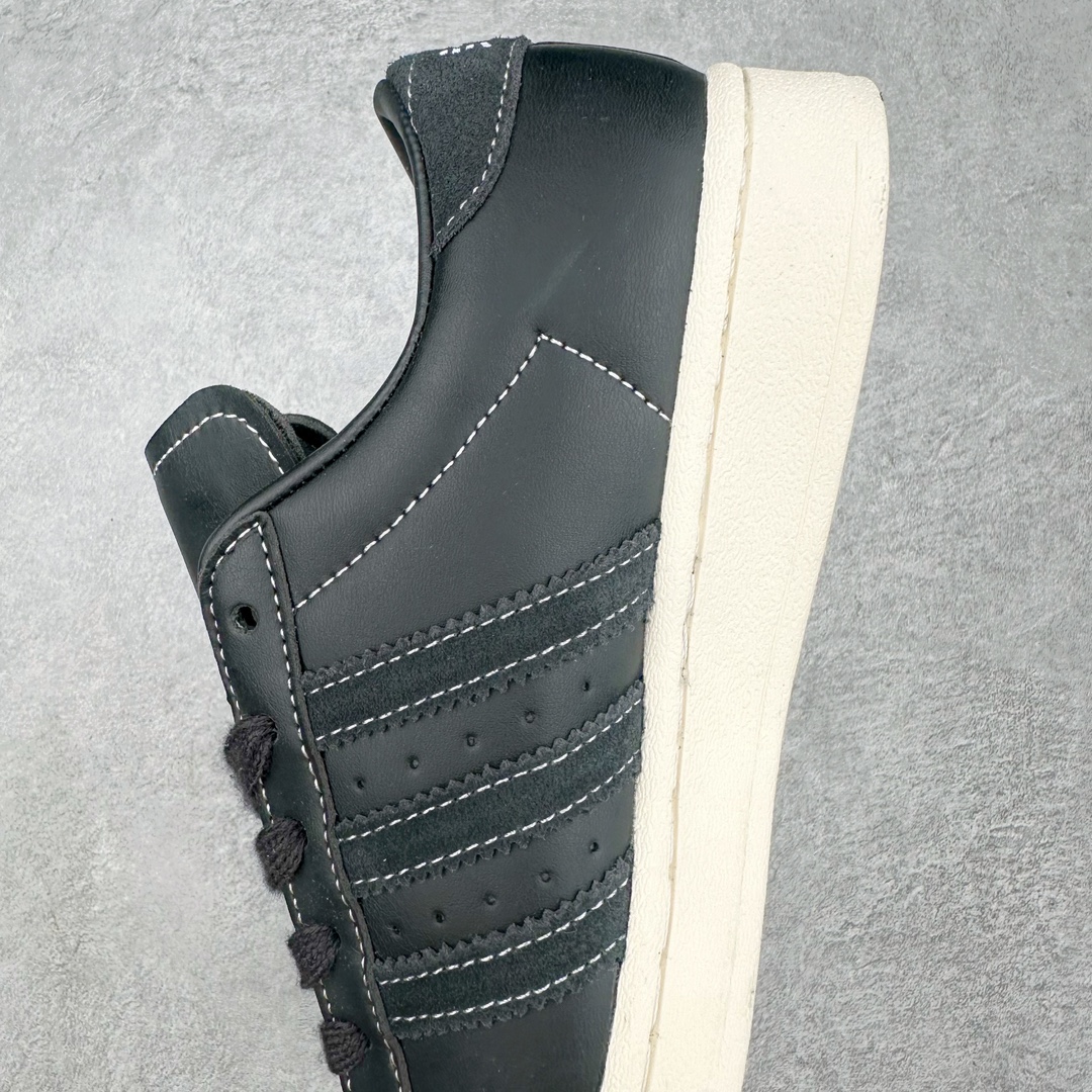 图片[7]-AD Originals Superstar 经典复古贝壳头板鞋 ID8650 诞生于1969年 是第一双将全皮面鞋 身与橡胶鞋头结合在一起的低帮篮球鞋 Superstar最开始 是作为高帮篮球鞋Pro Model的低帮版本而出现的 但因为其独特和醒目的橡胶鞋头造型而让大家熟知 被大家形象地称为\\\”shelltoe\\\”贝壳头 在70年代的美国职业篮球场上 接近3/4的NBA球员都将这双Superstar作为场上用鞋 80年代之后 经过不断的改良和发展 Superstar逐渐成为横跨时装、音乐、街头文化、休闲和运动等各大领域的时尚潮鞋 尺码：36 36.5 37 38 38.5 39 40 40.5 41 42 42.5 43 44 44.5 45-选品中心