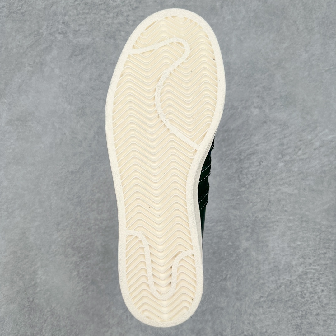 图片[9]-AD Originals Superstar 经典复古贝壳头板鞋 ID8650 诞生于1969年 是第一双将全皮面鞋 身与橡胶鞋头结合在一起的低帮篮球鞋 Superstar最开始 是作为高帮篮球鞋Pro Model的低帮版本而出现的 但因为其独特和醒目的橡胶鞋头造型而让大家熟知 被大家形象地称为\\\”shelltoe\\\”贝壳头 在70年代的美国职业篮球场上 接近3/4的NBA球员都将这双Superstar作为场上用鞋 80年代之后 经过不断的改良和发展 Superstar逐渐成为横跨时装、音乐、街头文化、休闲和运动等各大领域的时尚潮鞋 尺码：36 36.5 37 38 38.5 39 40 40.5 41 42 42.5 43 44 44.5 45-选品中心