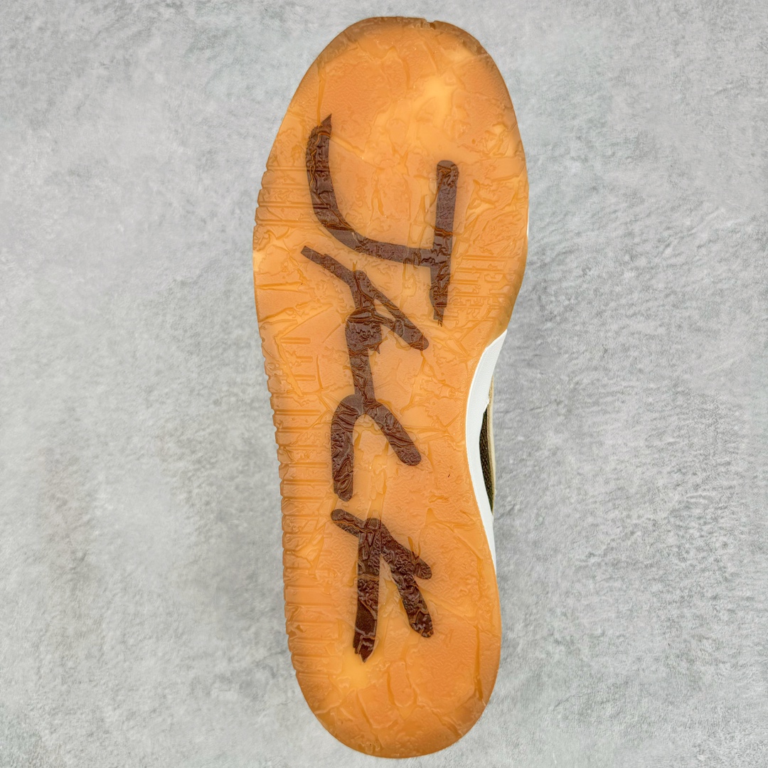 图片[9]-＃KZ纯原 Travis Scott x Jordan AJ Cut The Check TS倒钩联名魔术贴篮球鞋 军绿白 FZ8117-100 注意默认配原盒盒子配套布袋不用加钱 退货丢失扣30元 原厂全套原楦原纸板冲刀磨具开发 原厂皮料加持 原厂港宝加持定型后跟R度完美 同源原厂电绣 鬼脸飞翼针数密度立体效果一致 百分百一致原鞋 原厂拉帮工艺 针距密度一致 后跟弧度收口自然不对折 极致一眼正品既视感 进口玻璃冲刀皮料裁剪零毛边 全鞋电脑针车工艺 品控清洁度最高QC检验标准 免检产品 原厂订购鞋盒、布袋、鞋标、防尘纸、鞋撑、鞋带 追求极致的原厂味道 配色方面采用白色为基础 搭配棕色框架呈现 完美还原了初代倒钩的配色设计 细节方面 标志性的反钩Swoosh采用米色点缀 鞋面还带有特殊的魔术贴细节 此外在鞋舌、后跟部分均带有Cactus Jack厂牌Logo 彰显鞋款特殊身份 尺码：36 36.5 37.5 38 38.5 39 40 40.5 41 42 42.5 43 44 44.5 45 46 47.5-选品中心