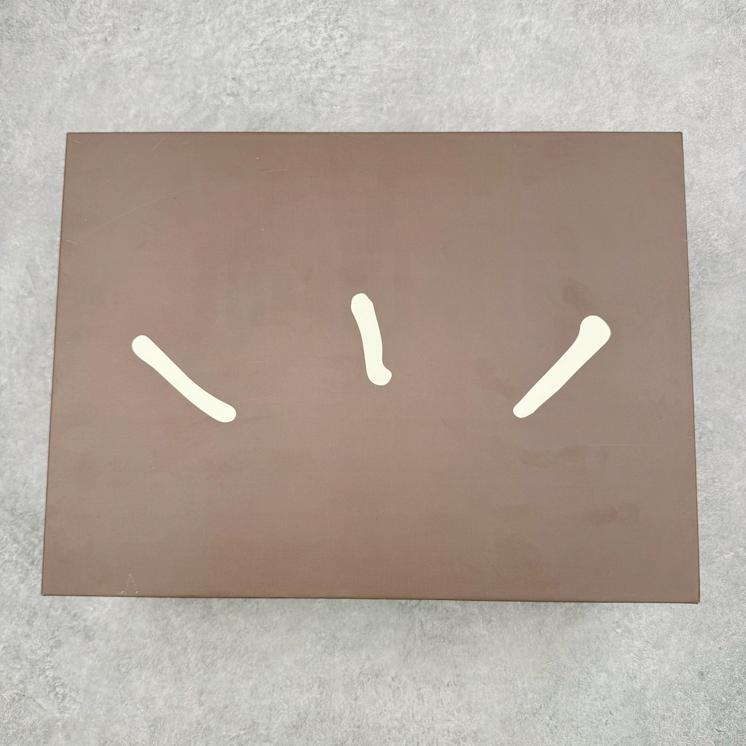 图片[20]-＃KZ纯原 Travis Scott x Jordan AJ Cut The Check TS倒钩联名魔术贴篮球鞋 军绿白 FZ8117-100 注意默认配原盒盒子配套布袋不用加钱 退货丢失扣30元 原厂全套原楦原纸板冲刀磨具开发 原厂皮料加持 原厂港宝加持定型后跟R度完美 同源原厂电绣 鬼脸飞翼针数密度立体效果一致 百分百一致原鞋 原厂拉帮工艺 针距密度一致 后跟弧度收口自然不对折 极致一眼正品既视感 进口玻璃冲刀皮料裁剪零毛边 全鞋电脑针车工艺 品控清洁度最高QC检验标准 免检产品 原厂订购鞋盒、布袋、鞋标、防尘纸、鞋撑、鞋带 追求极致的原厂味道 配色方面采用白色为基础 搭配棕色框架呈现 完美还原了初代倒钩的配色设计 细节方面 标志性的反钩Swoosh采用米色点缀 鞋面还带有特殊的魔术贴细节 此外在鞋舌、后跟部分均带有Cactus Jack厂牌Logo 彰显鞋款特殊身份 尺码：36 36.5 37.5 38 38.5 39 40 40.5 41 42 42.5 43 44 44.5 45 46 47.5-选品中心