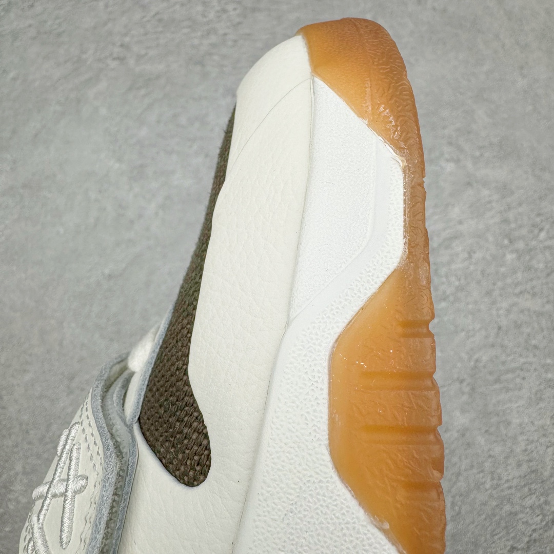 图片[18]-＃KZ纯原 Travis Scott x Jordan AJ Cut The Check TS倒钩联名魔术贴篮球鞋 军绿白 FZ8117-100 注意默认配原盒盒子配套布袋不用加钱 退货丢失扣30元 原厂全套原楦原纸板冲刀磨具开发 原厂皮料加持 原厂港宝加持定型后跟R度完美 同源原厂电绣 鬼脸飞翼针数密度立体效果一致 百分百一致原鞋 原厂拉帮工艺 针距密度一致 后跟弧度收口自然不对折 极致一眼正品既视感 进口玻璃冲刀皮料裁剪零毛边 全鞋电脑针车工艺 品控清洁度最高QC检验标准 免检产品 原厂订购鞋盒、布袋、鞋标、防尘纸、鞋撑、鞋带 追求极致的原厂味道 配色方面采用白色为基础 搭配棕色框架呈现 完美还原了初代倒钩的配色设计 细节方面 标志性的反钩Swoosh采用米色点缀 鞋面还带有特殊的魔术贴细节 此外在鞋舌、后跟部分均带有Cactus Jack厂牌Logo 彰显鞋款特殊身份 尺码：36 36.5 37.5 38 38.5 39 40 40.5 41 42 42.5 43 44 44.5 45 46 47.5-选品中心