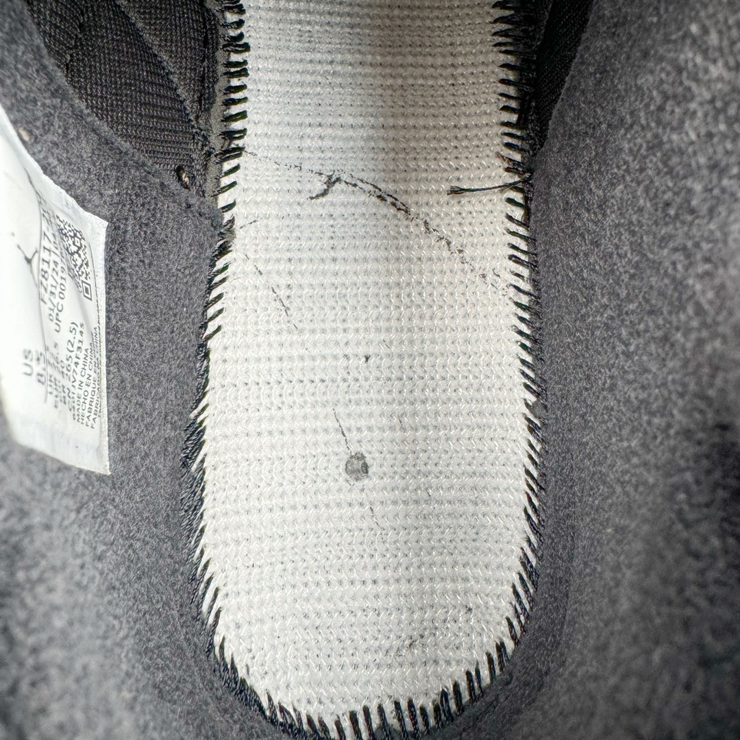 图片[11]-＃KZ纯原 Travis Scott x Jordan AJ Cut The Check TS倒钩联名魔术贴篮球鞋 黑棕 FZ8117-204 注意默认配原盒盒子配套布袋不用加钱 退货丢失扣30元 原厂全套原楦原纸板冲刀磨具开发 原厂皮料加持 原厂港宝加持定型后跟R度完美 同源原厂电绣 鬼脸飞翼针数密度立体效果一致 百分百一致原鞋 原厂拉帮工艺 针距密度一致 后跟弧度收口自然不对折 极致一眼正品既视感 进口玻璃冲刀皮料裁剪零毛边 全鞋电脑针车工艺 品控清洁度最高QC检验标准 免检产品 原厂订购鞋盒、布袋、鞋标、防尘纸、鞋撑、鞋带 追求极致的原厂味道 配色方面采用白色为基础 搭配棕色框架呈现 完美还原了初代倒钩的配色设计 细节方面 标志性的反钩Swoosh采用米色点缀 鞋面还带有特殊的魔术贴细节 此外在鞋舌、后跟部分均带有Cactus Jack厂牌Logo 彰显鞋款特殊身份 尺码：36 36.5 37.5 38 38.5 39 40 40.5 41 42 42.5 43 44 44.5 45 46 47.5-选品中心