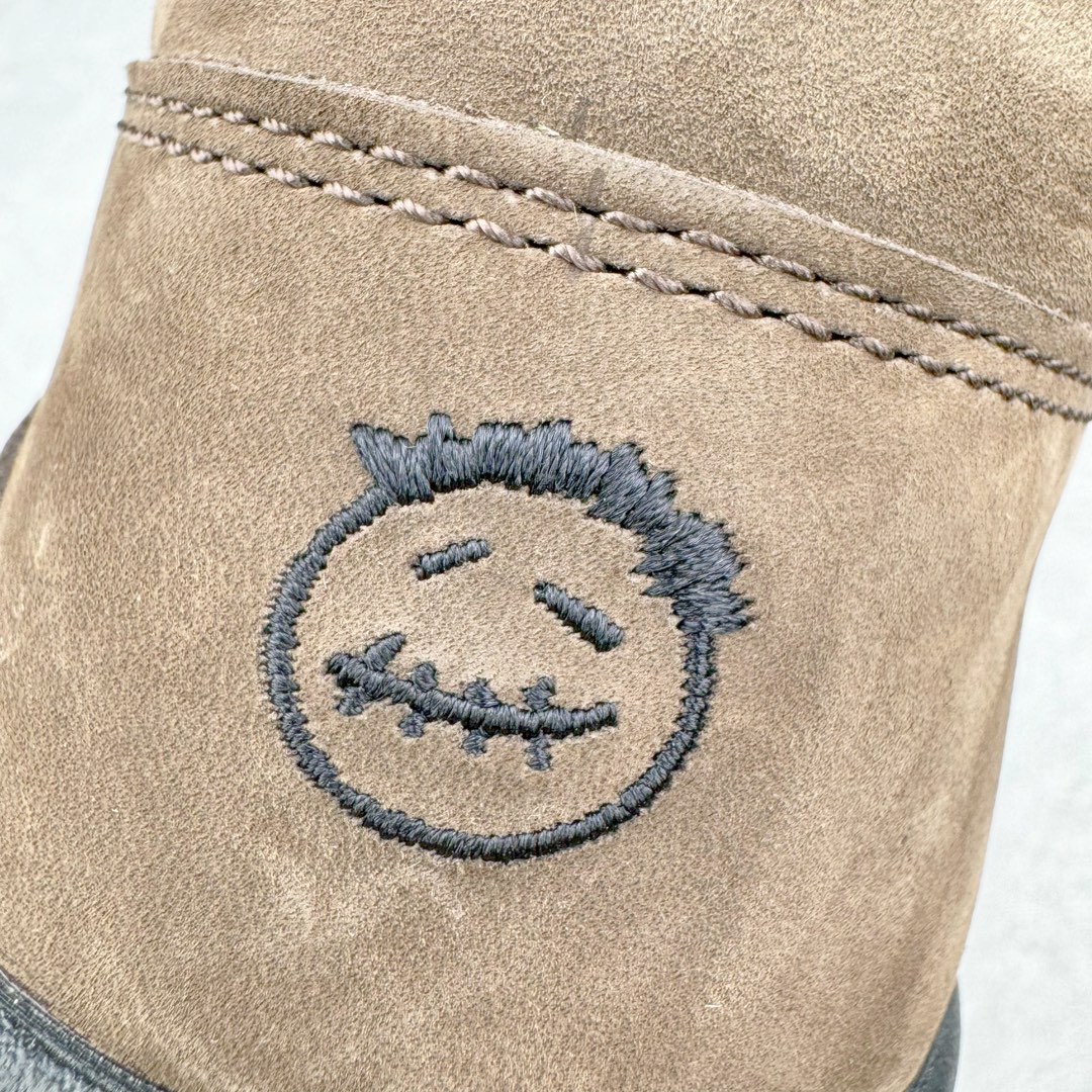 图片[15]-＃KZ纯原 Travis Scott x Jordan AJ Cut The Check TS倒钩联名魔术贴篮球鞋 黑棕 FZ8117-204 注意默认配原盒盒子配套布袋不用加钱 退货丢失扣30元 原厂全套原楦原纸板冲刀磨具开发 原厂皮料加持 原厂港宝加持定型后跟R度完美 同源原厂电绣 鬼脸飞翼针数密度立体效果一致 百分百一致原鞋 原厂拉帮工艺 针距密度一致 后跟弧度收口自然不对折 极致一眼正品既视感 进口玻璃冲刀皮料裁剪零毛边 全鞋电脑针车工艺 品控清洁度最高QC检验标准 免检产品 原厂订购鞋盒、布袋、鞋标、防尘纸、鞋撑、鞋带 追求极致的原厂味道 配色方面采用白色为基础 搭配棕色框架呈现 完美还原了初代倒钩的配色设计 细节方面 标志性的反钩Swoosh采用米色点缀 鞋面还带有特殊的魔术贴细节 此外在鞋舌、后跟部分均带有Cactus Jack厂牌Logo 彰显鞋款特殊身份 尺码：36 36.5 37.5 38 38.5 39 40 40.5 41 42 42.5 43 44 44.5 45 46 47.5-选品中心